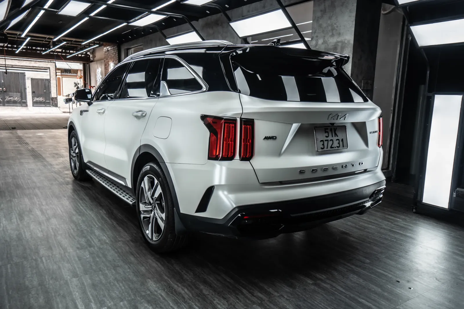 Dán đổi màu xe Kia Sorento Satin Pearl White góc 3/4 phía sau