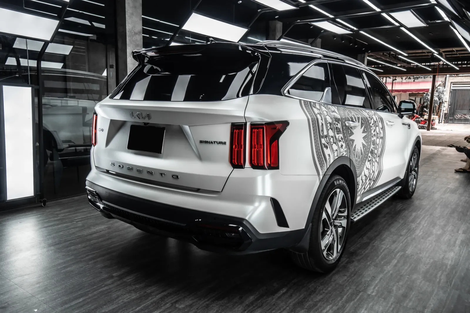 Dán đổi màu xe Kia Sorento Satin Pearl White góc bên hông và graphic