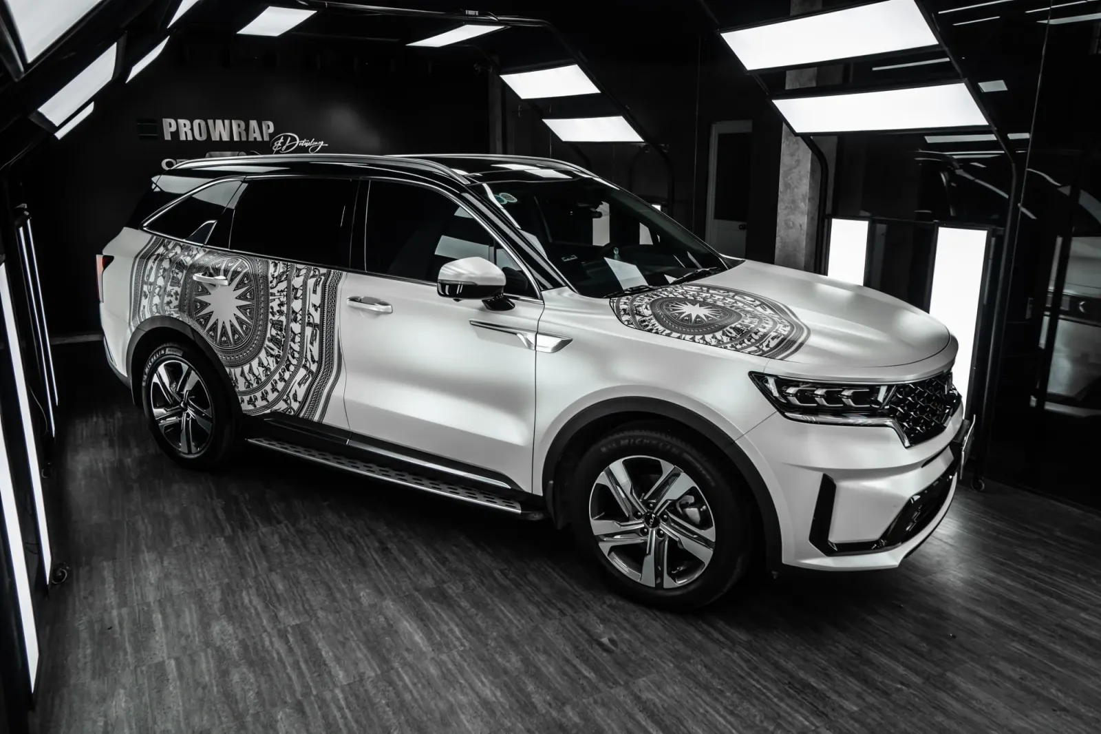 Dán đổi màu xe Kia Sorento Satin Pearl White góc 3/4 phía trước
