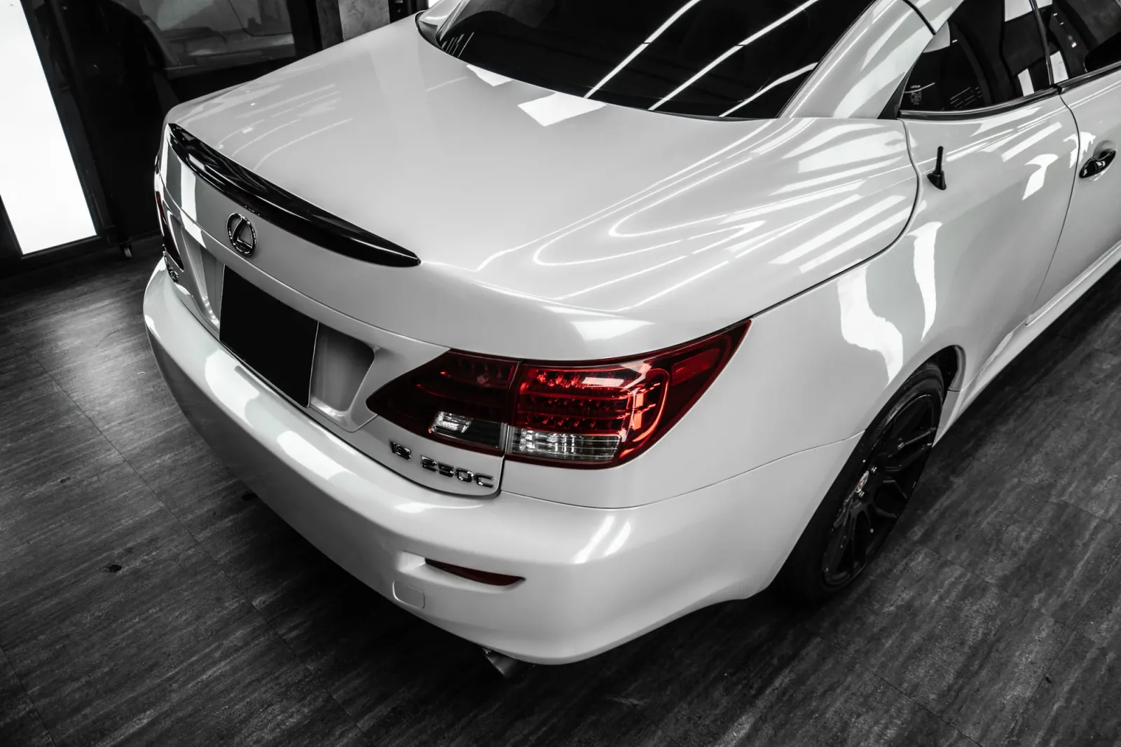 Dán đổi màu xe Lexus IS250C Gloss Pearl White góc 3/4 phía sau