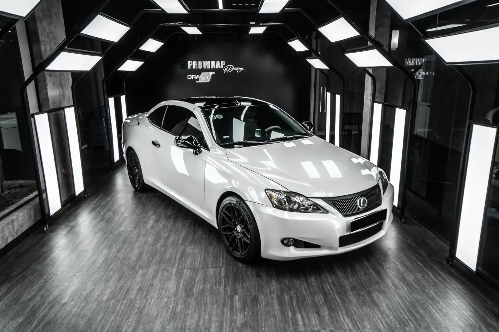 Dán đổi màu xe Lexus IS250C Gloss Pearl White góc 3/4 phía trước