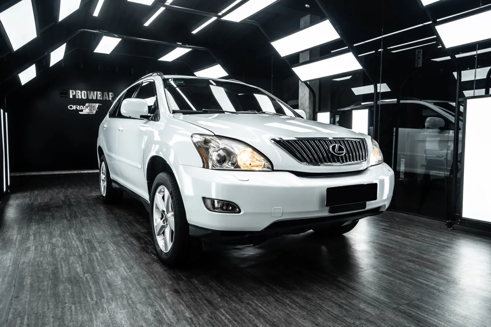 Dán đổi màu xe Lexus RX350 Gloss Pearl White góc 3/4 phía trước