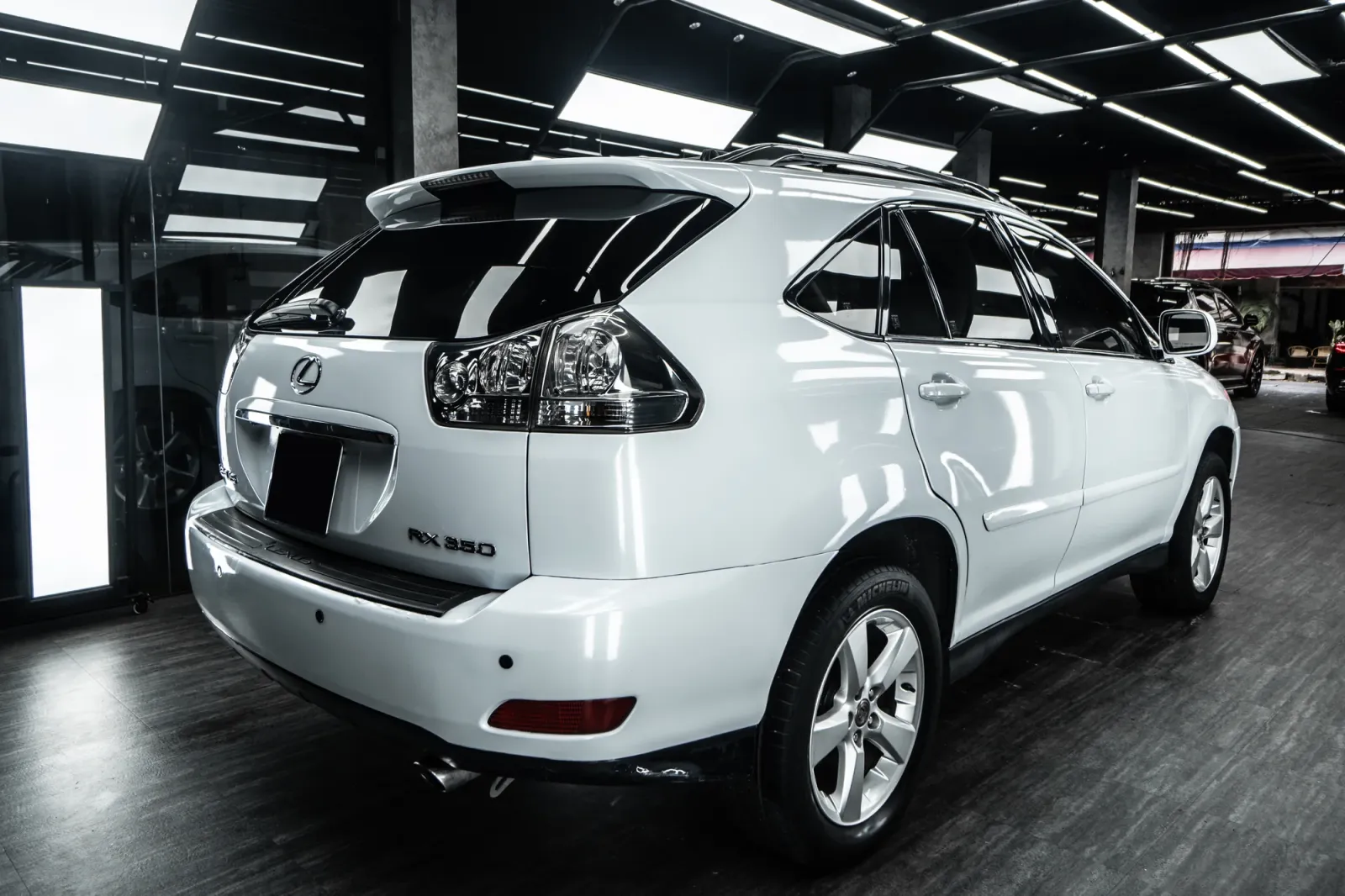 Dán đổi màu xe Lexus RX350 Gloss Pearl White góc 3/4 phía sau