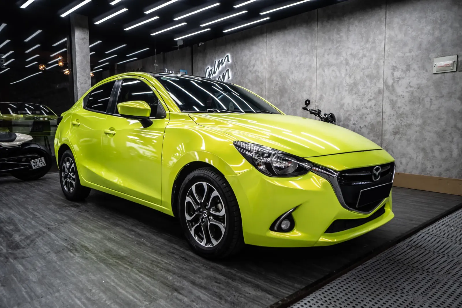 Dán đổi màu xe Mazda 2 Gloss Magic Apple Green góc 3/4 phía trước
