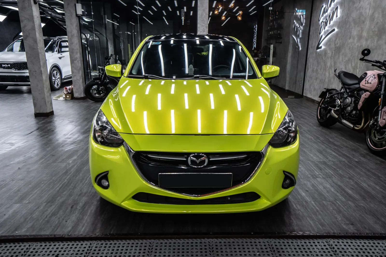 Dán đổi màu xe Mazda 2 Gloss Magic Apple Green chi tiết đầu xe và cụm đèn