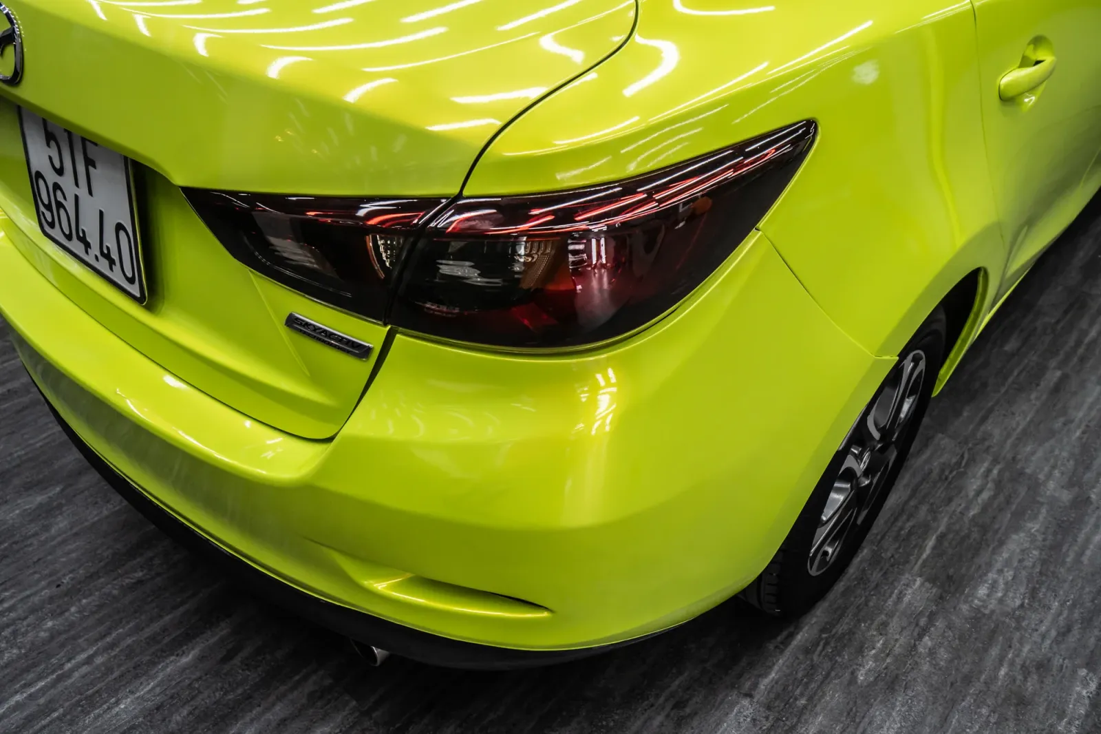 Dán đổi màu xe Mazda 2 Gloss Magic Apple Green góc phía sau và đèn hậu