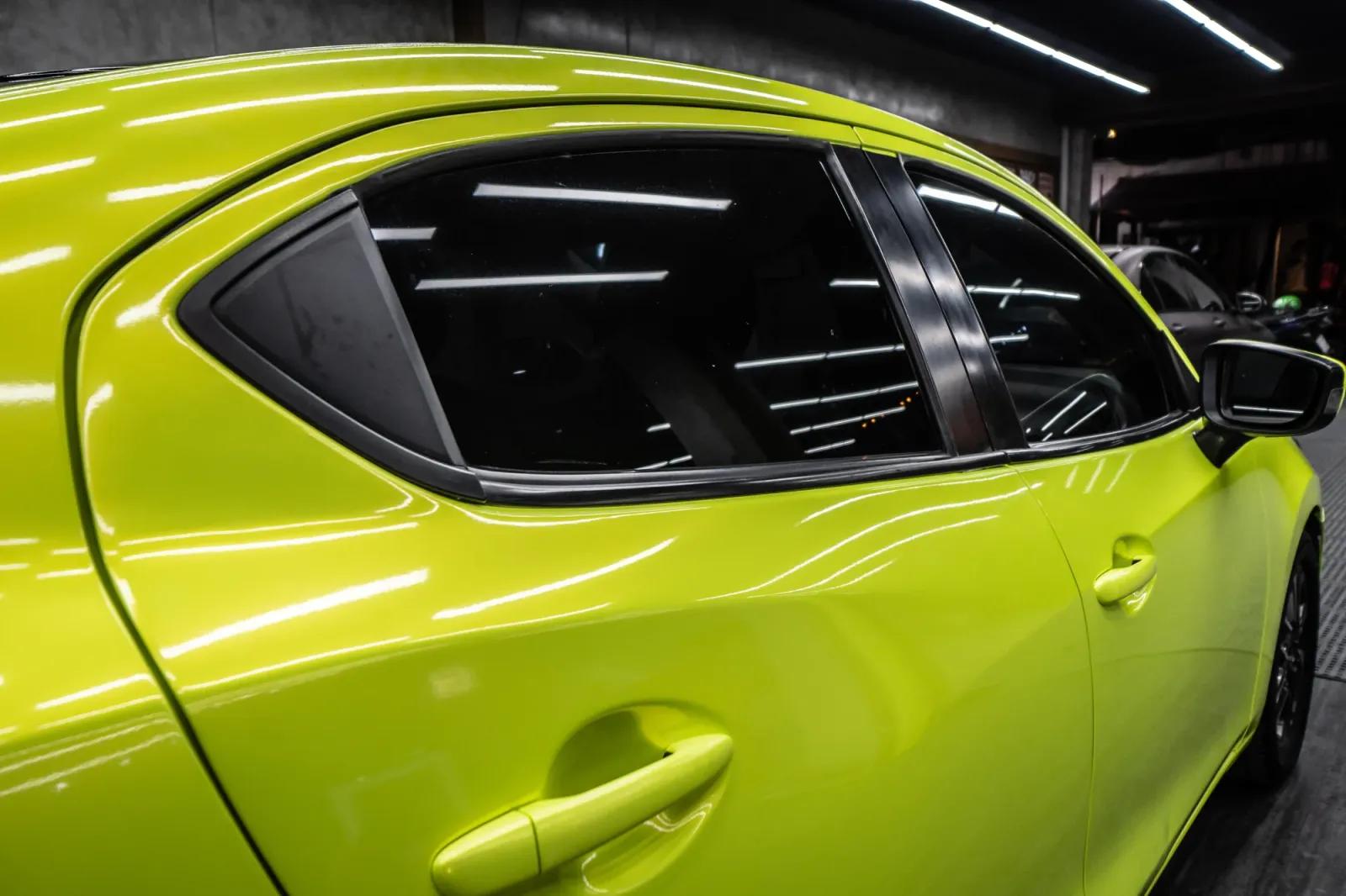 Dán đổi màu xe Mazda 2 Gloss Magic Apple Green cận cảnh bề mặt