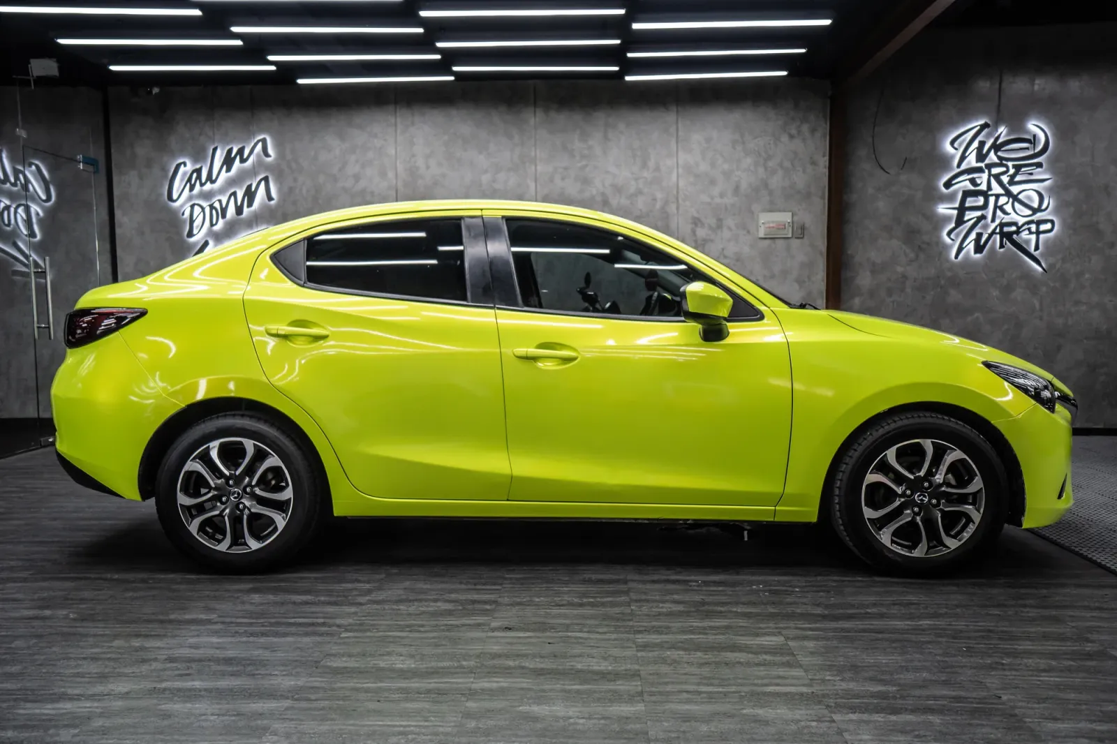 Dán đổi màu xe Mazda 2 Gloss Magic Apple Green toàn bộ thân xe
