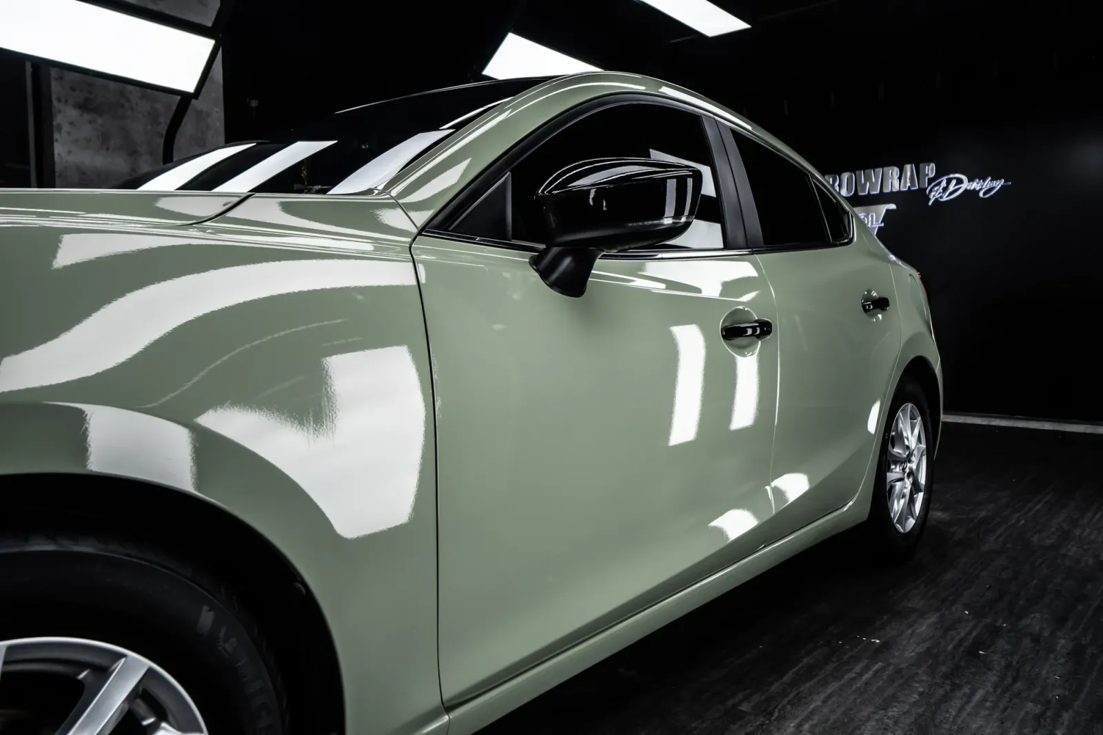 Dán đổi màu xe Mazda 3 Gloss Khaki Green góc 3/4 phía trước