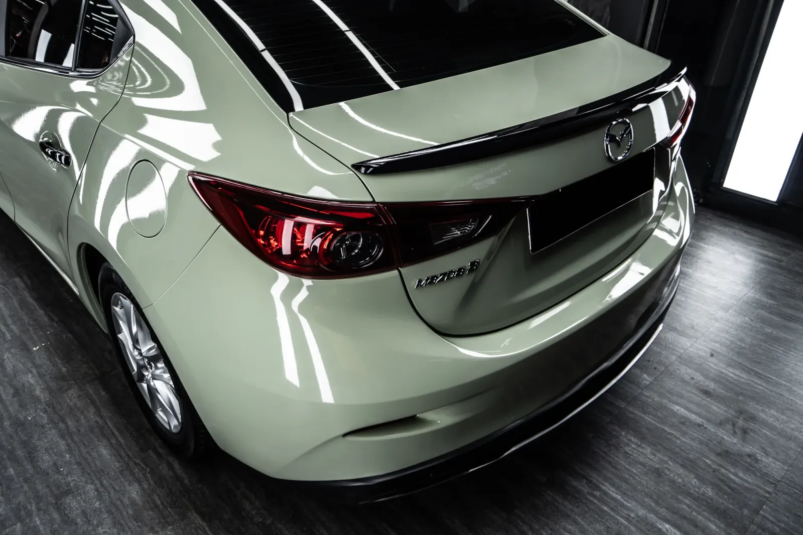 Dán đổi màu xe Mazda 3 Gloss Khaki Green góc phía sau và đèn hậu