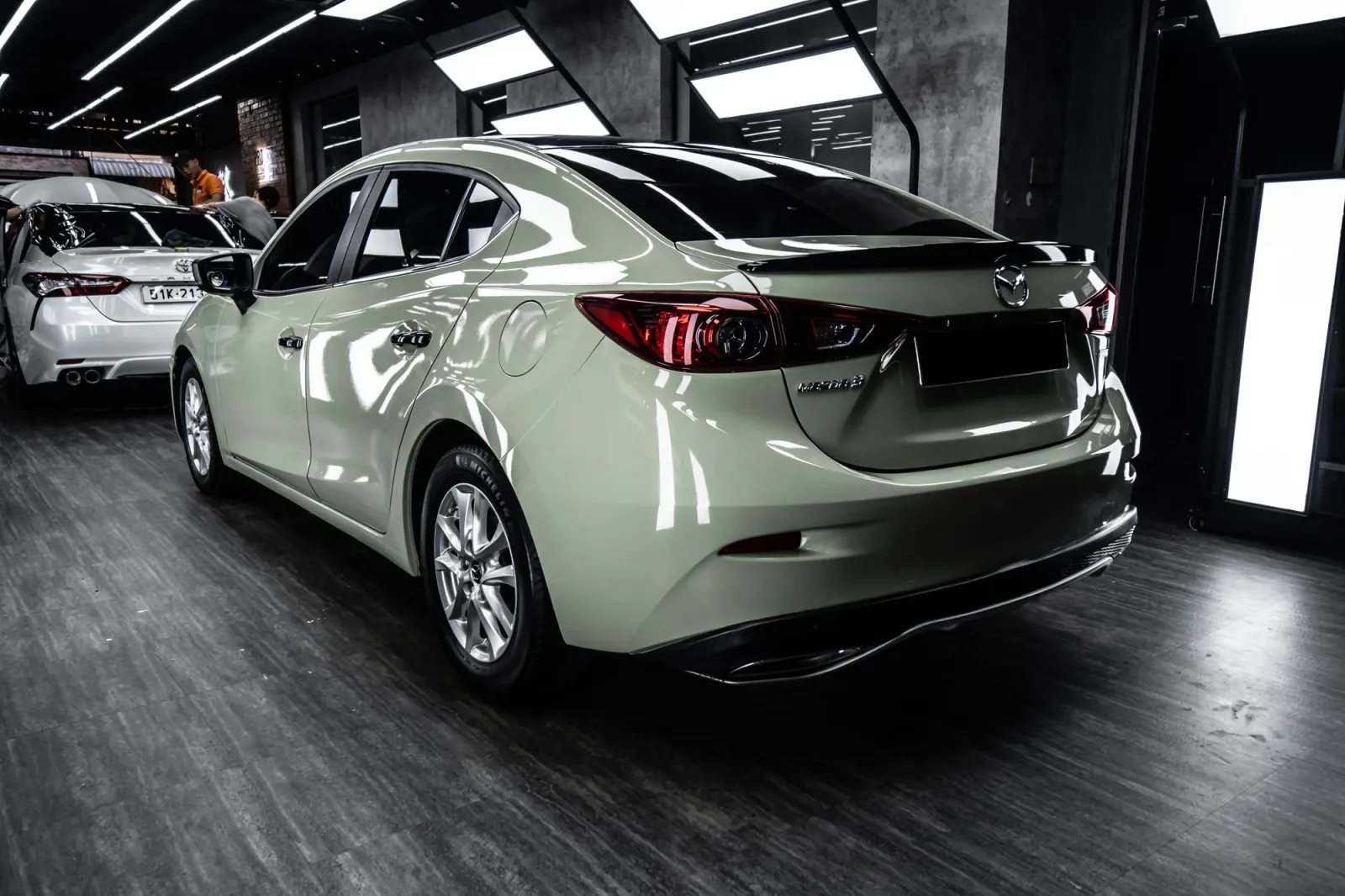 Dán đổi màu xe Mazda 3 Gloss Khaki Green toàn bộ thân xe