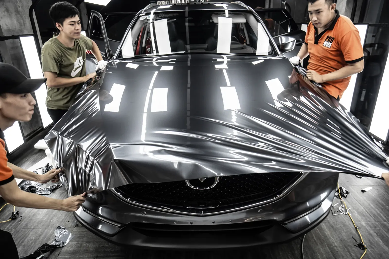 Dán đổi màu xe Mazda CX-5 Gloss Space Gray trong quá trình thi công
