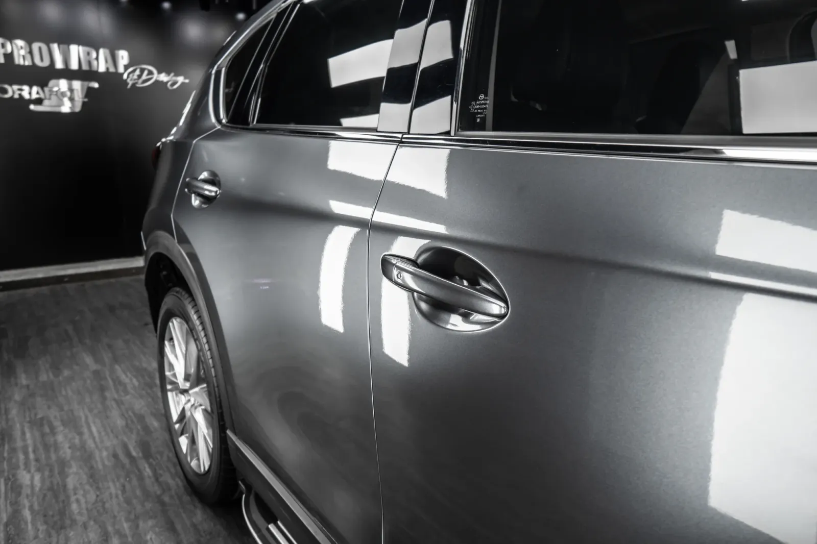 Dán đổi màu xe Mazda CX-5 Gloss Space Gray chi tiết thân xe