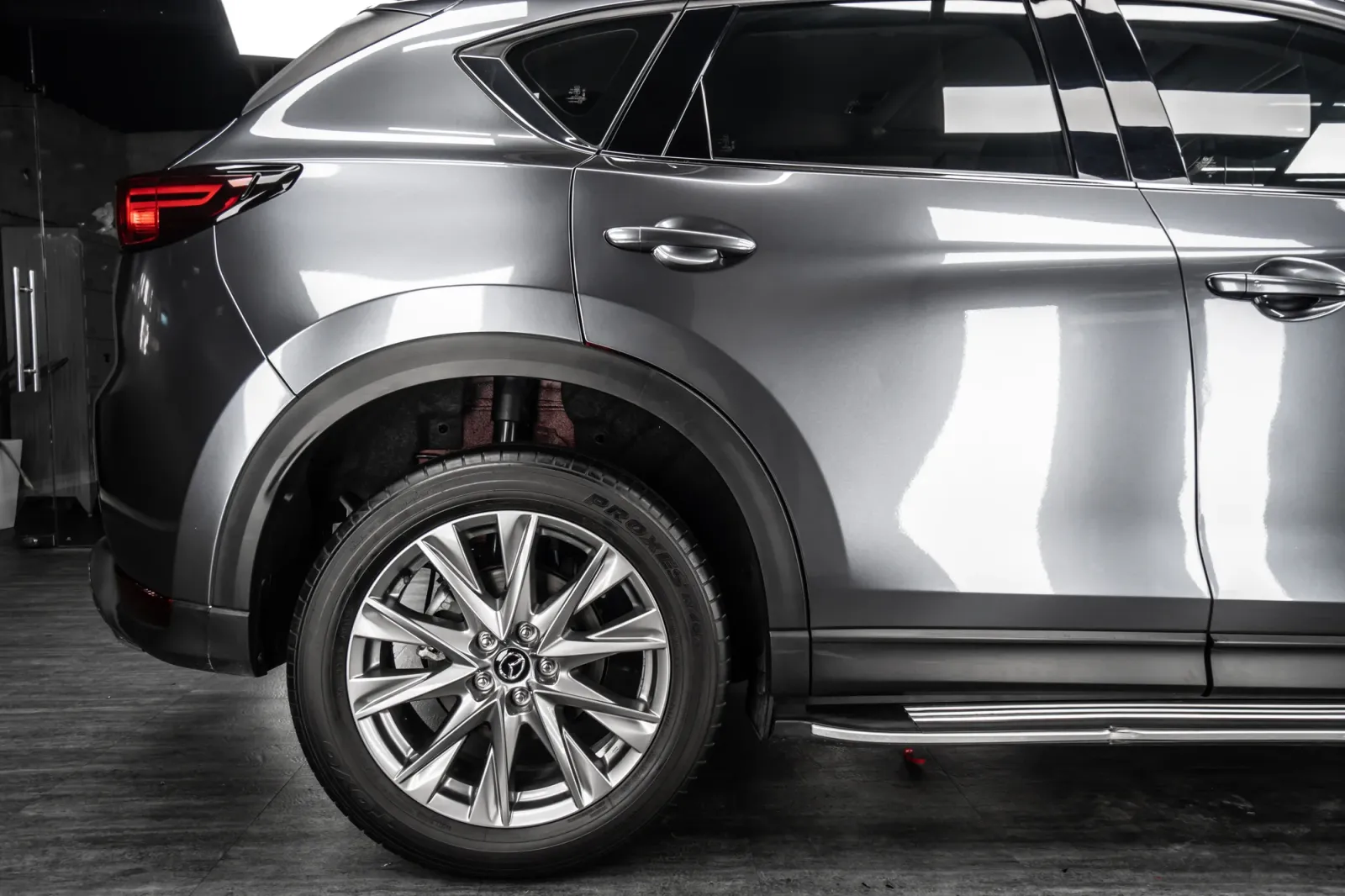 Dán đổi màu xe Mazda CX-5 Gloss Space Gray chi tiết hông xe