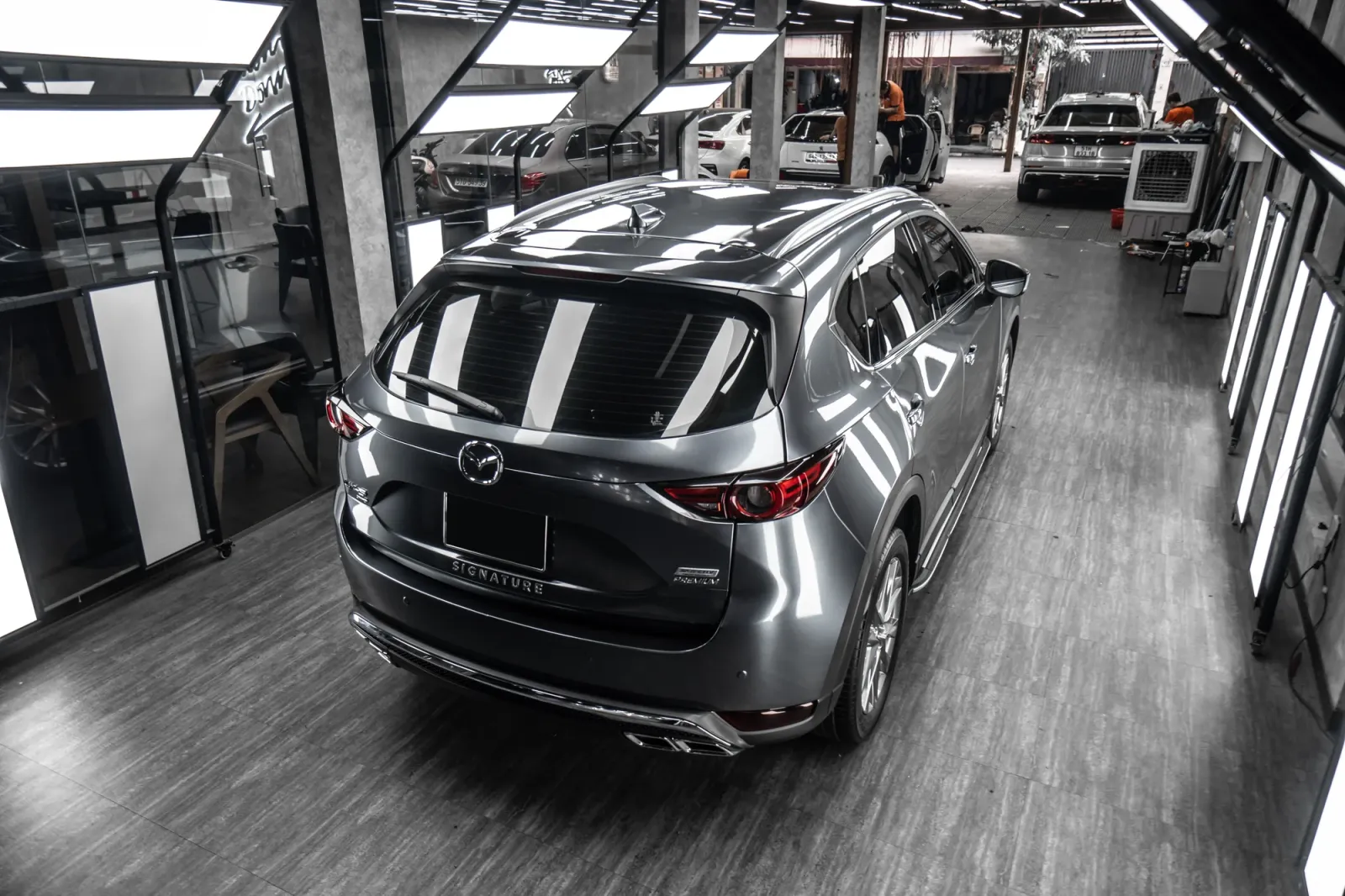 Dán đổi màu xe Mazda CX-5 Gloss Space Gray tổng thể phần đuôi