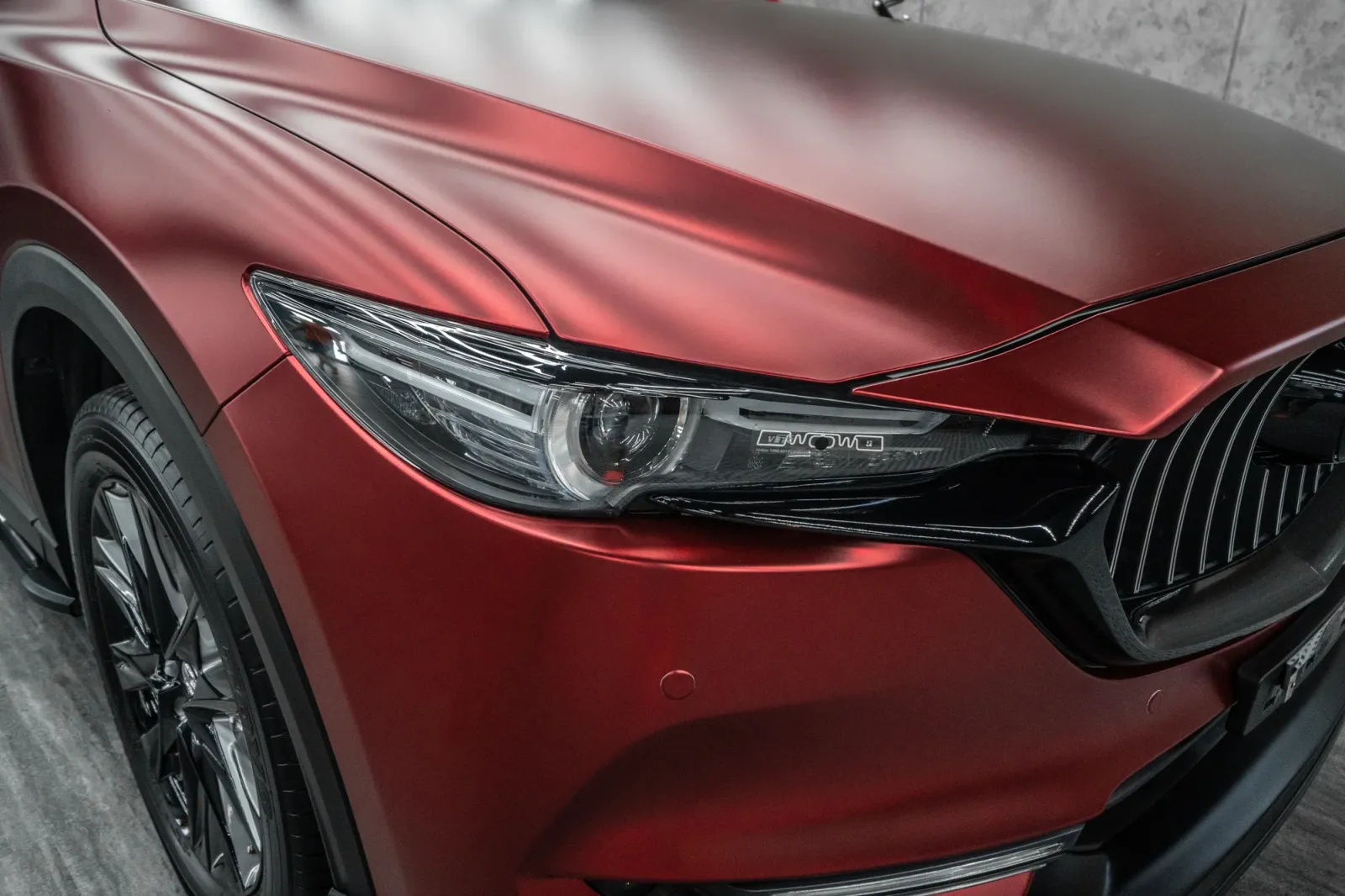 Mazda CX-5 Satin Dragon Red chi tiết bề mặt satin và phần đầu xe