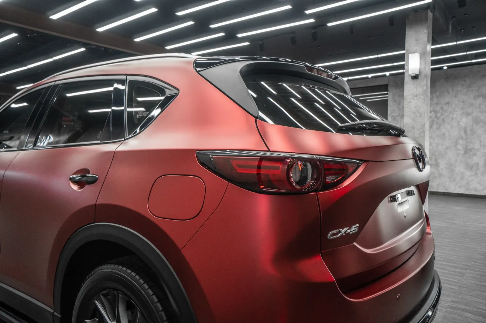 Dán đổi màu xe Mazda CX-5 Satin Dragon Red góc 3/4 phía sau