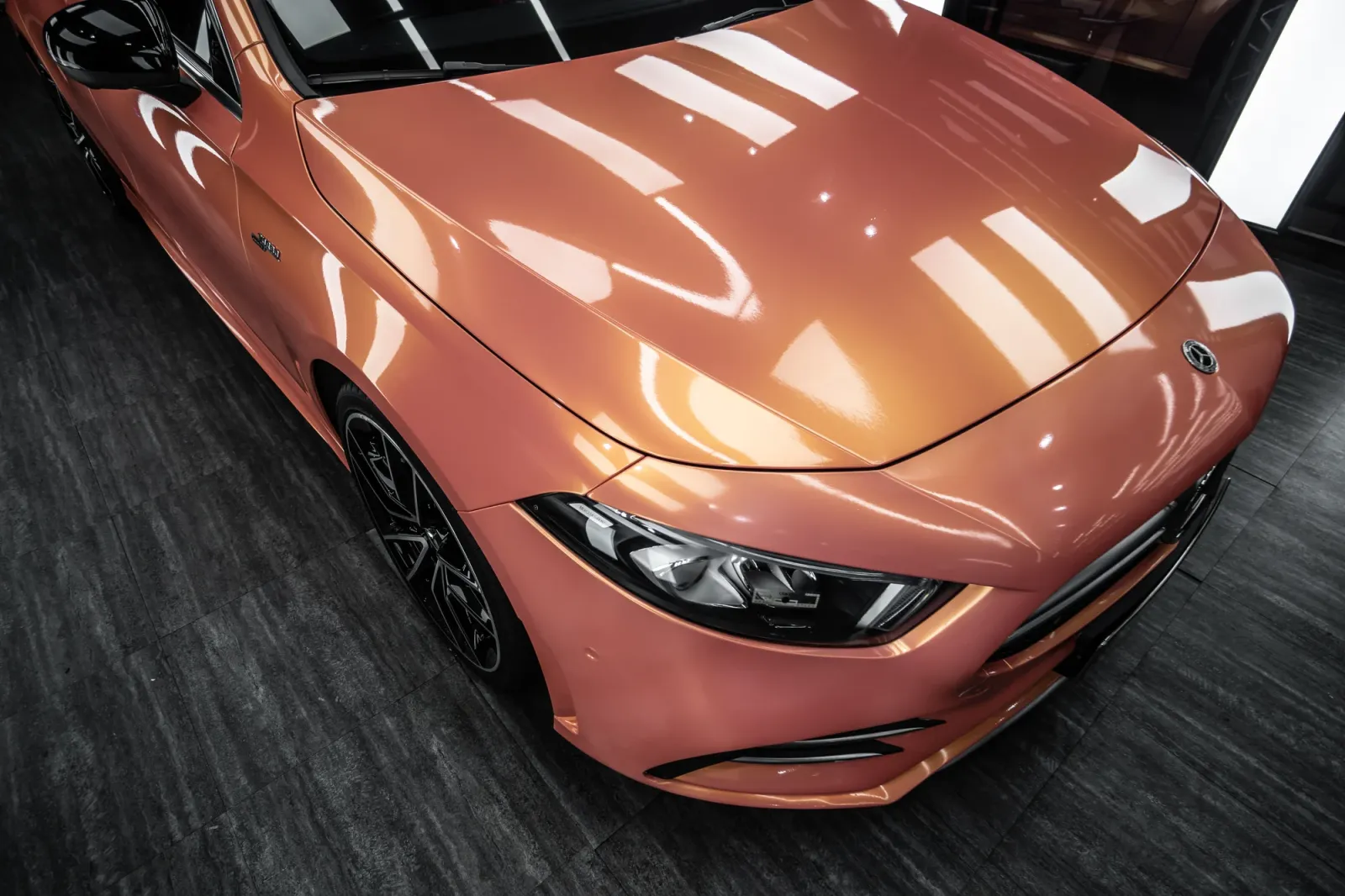 Dán đổi màu xe Mercedes-Benz A35 AMG Gloss Magic Orange Pink cận cảnh bề mặt capo