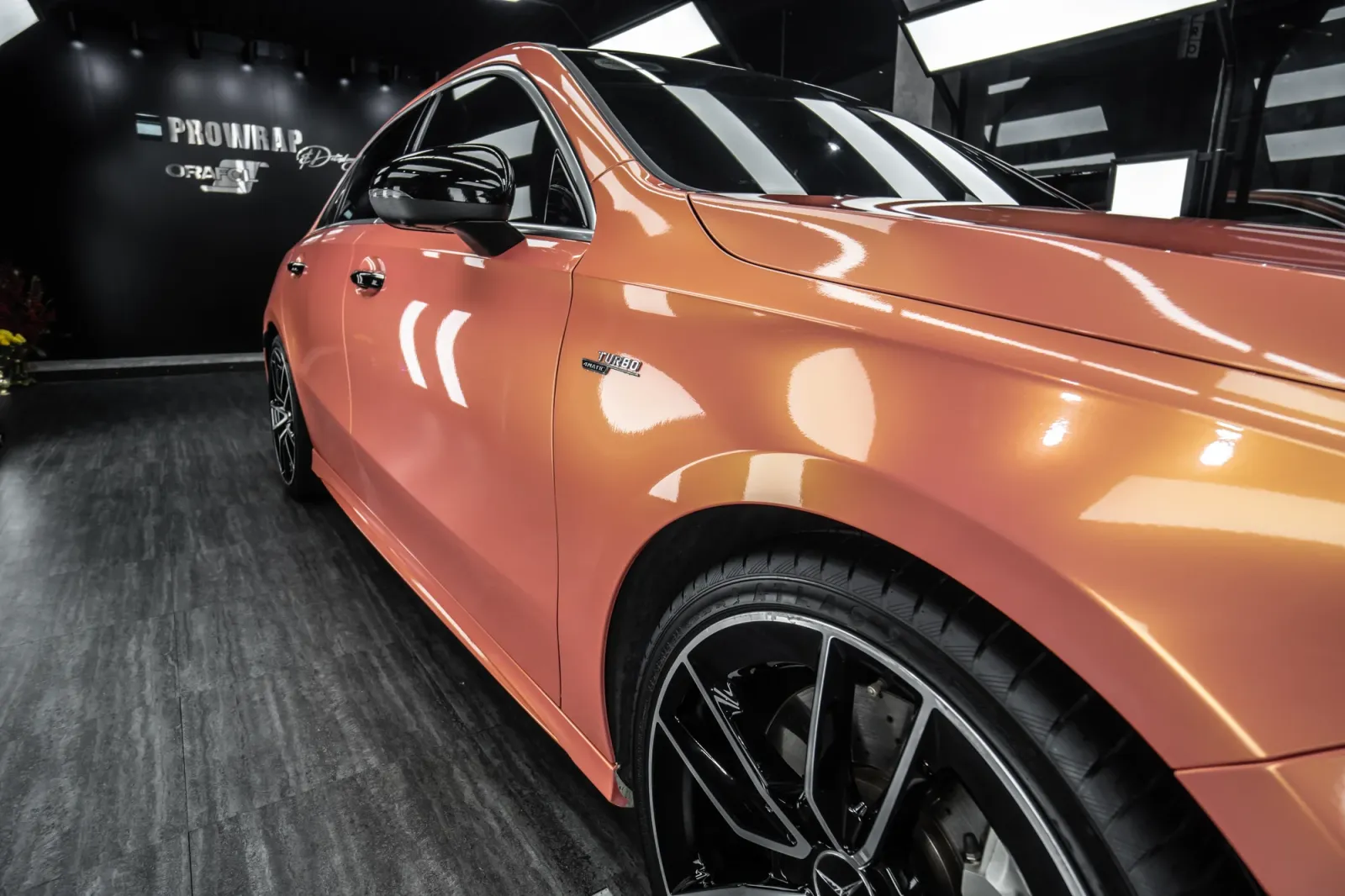 Mercedes-Benz A35 AMG dán đổi màu Gloss Magic Orange Pink bề mặt thân xe
