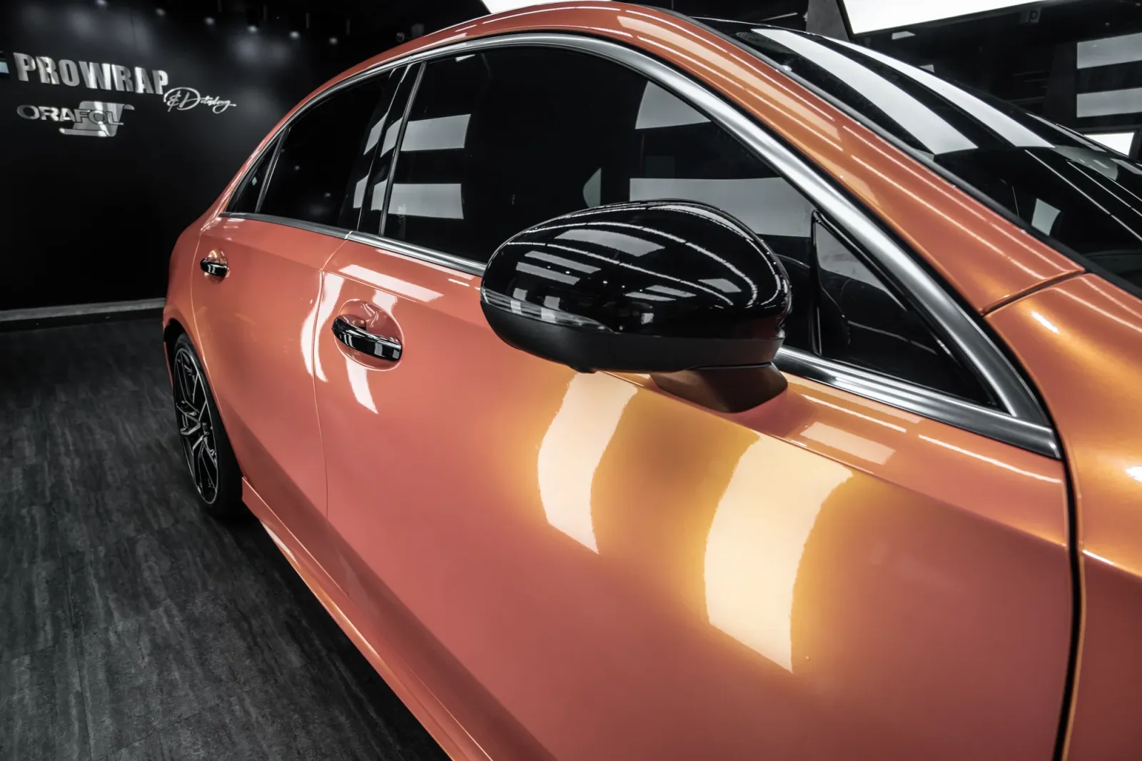 Dán đổi màu xe Mercedes-Benz A35 AMG Gloss Magic Orange Pink gương và cửa trước