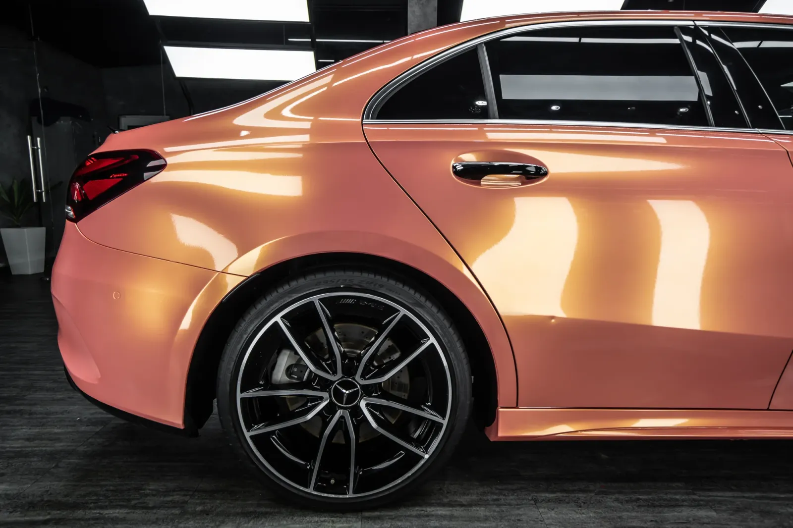Dán đổi màu xe Mercedes-Benz A35 AMG Gloss Magic Orange Pink chi tiết hông xe