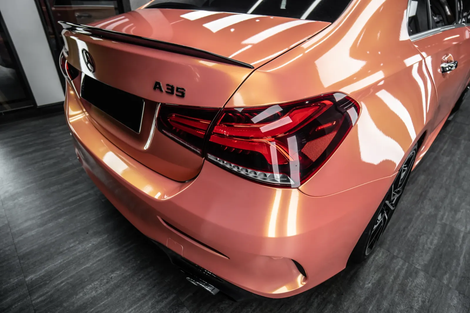 Dán đổi màu xe Mercedes-Benz A35 AMG Gloss Magic Orange Pink chi tiết đèn sau
