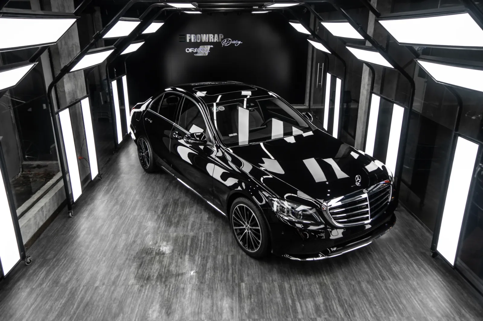 Dán đổi màu xe Mercedes C200 Gloss Black toàn bộ thân xe