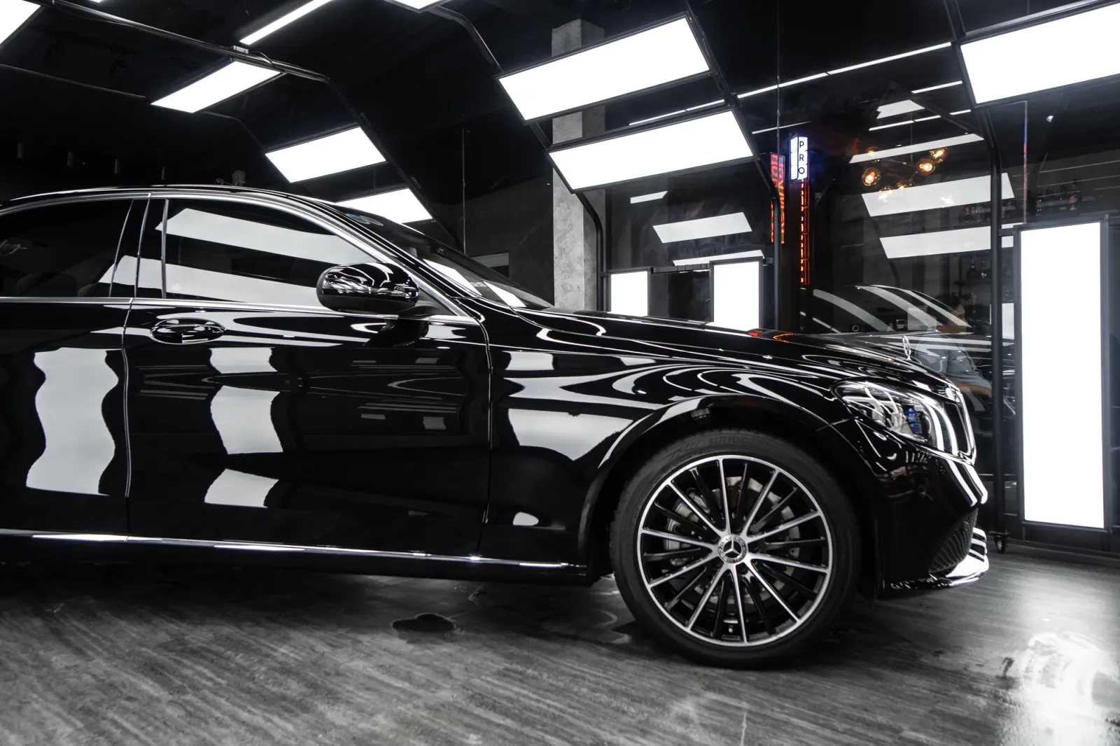 Dán đổi màu xe Mercedes C200 Gloss Black góc 3/4 phía trước