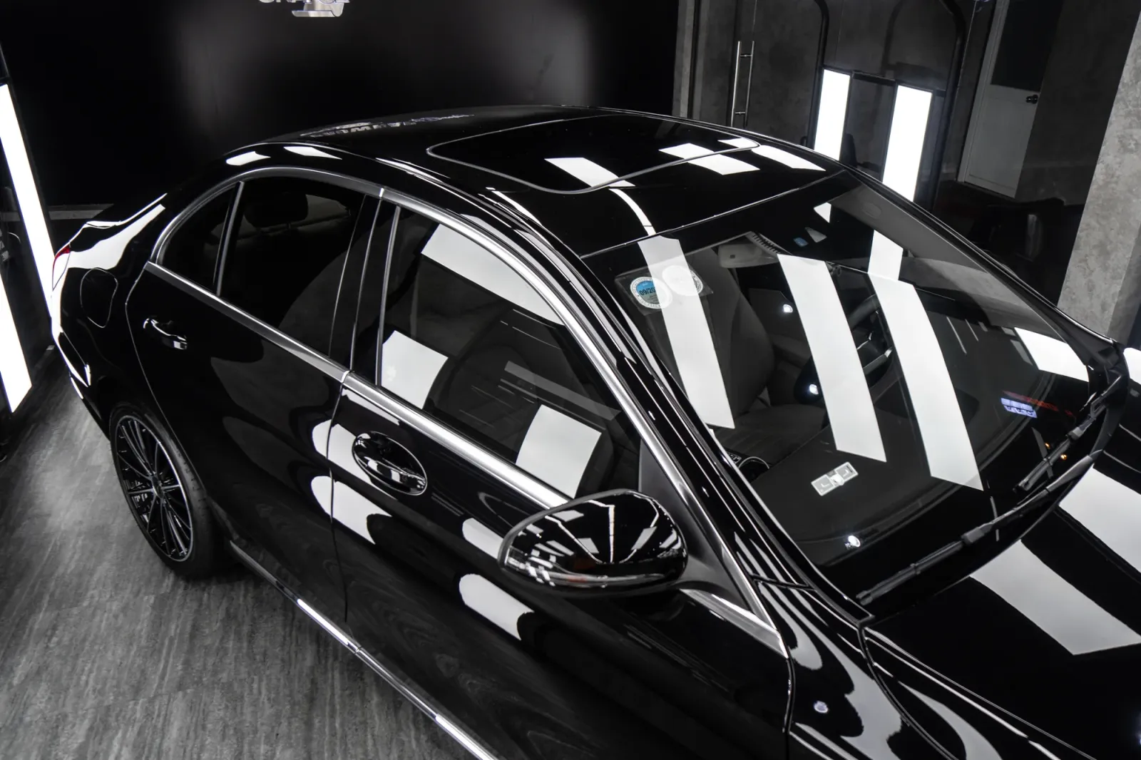 Dán đổi màu xe Mercedes C200 Gloss Black toàn cảnh ngoại thất