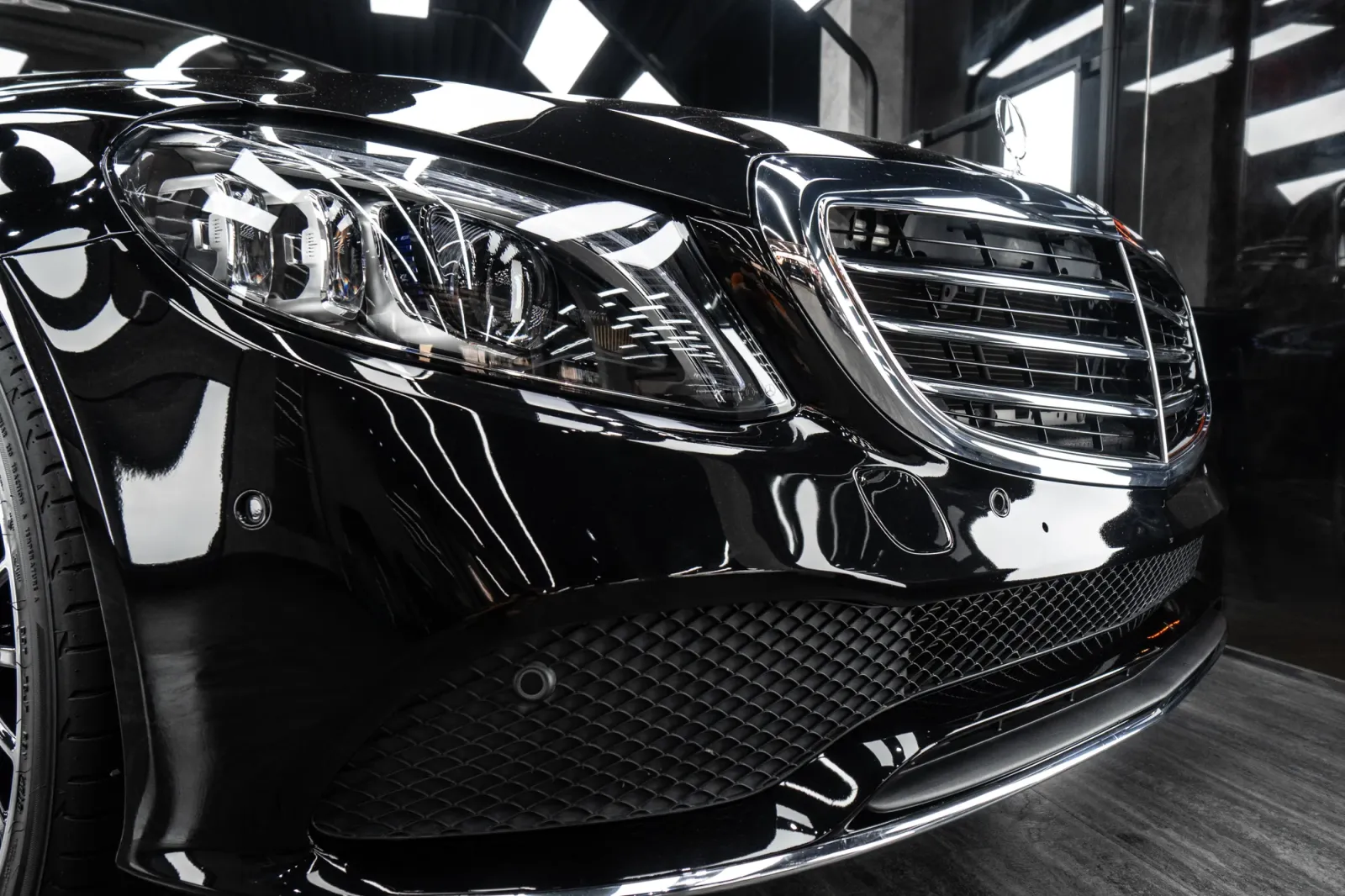 Dán đổi màu xe Mercedes C200 Gloss Black cận cảnh đèn trước