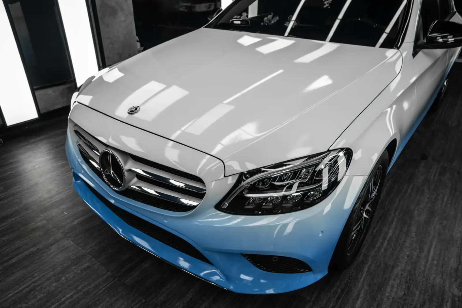 Dán đổi màu xe Mercedes C200 Ombre White Blue chi tiết đầu xe và đèn