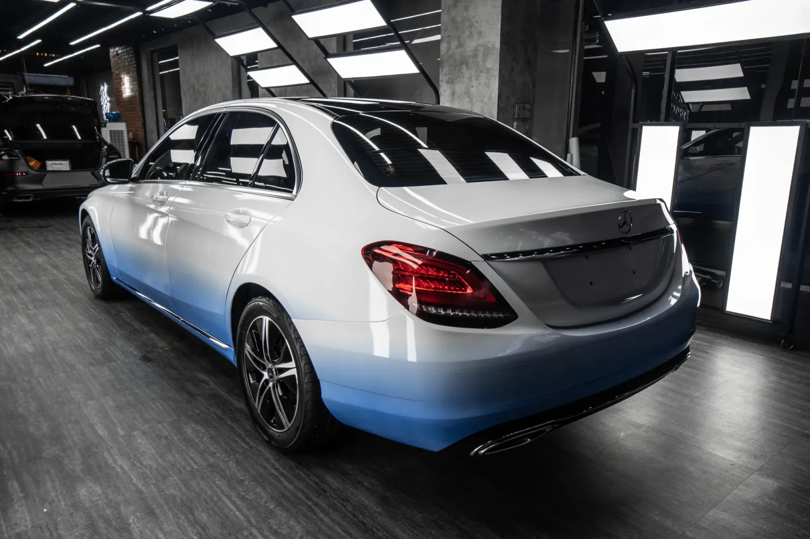Dán đổi màu xe Mercedes C200 Ombre White Blue góc bên hông