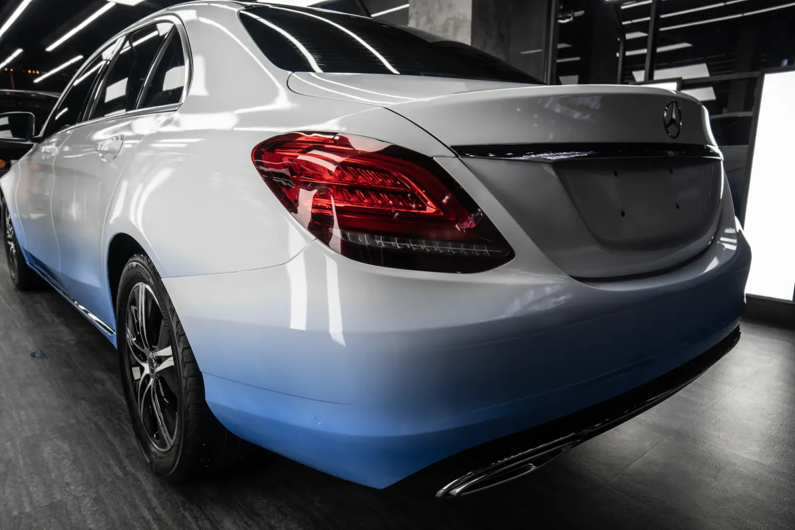 Dán đổi màu xe Mercedes C200 Ombre White Blue góc 3/4 phía sau
