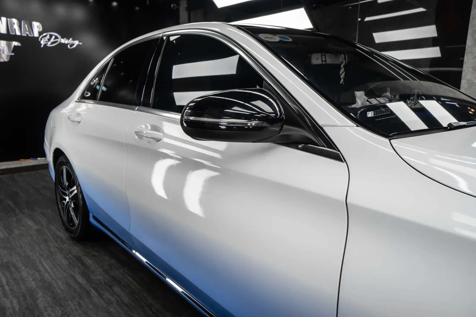 Mercedes C200 Ombre White Blue chi tiết hiệu ứng chuyển sắc trên thân xe