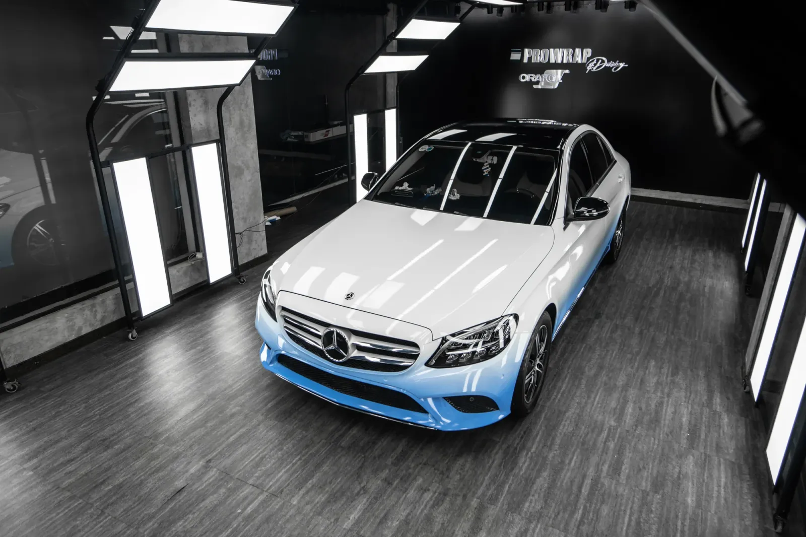 Dán đổi màu xe Mercedes C200 Ombre White Blue toàn bộ ngoại thất