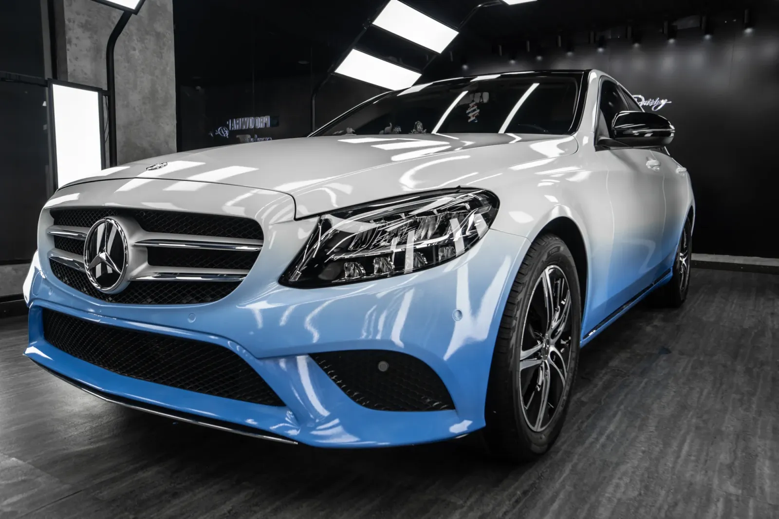 Dán đổi màu xe Mercedes C200 Ombre White Blue góc 3/4 phía trước