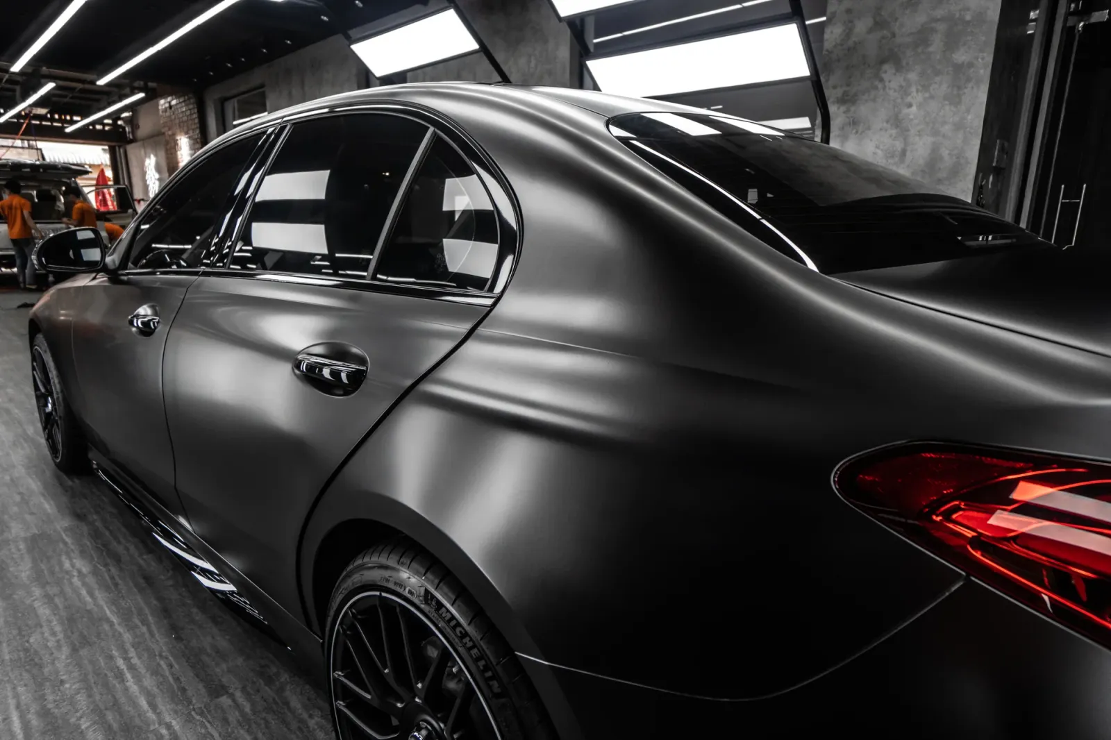 Dán đổi màu xe Mercedes C300 Full Satin Black góc 3/4 phía sau