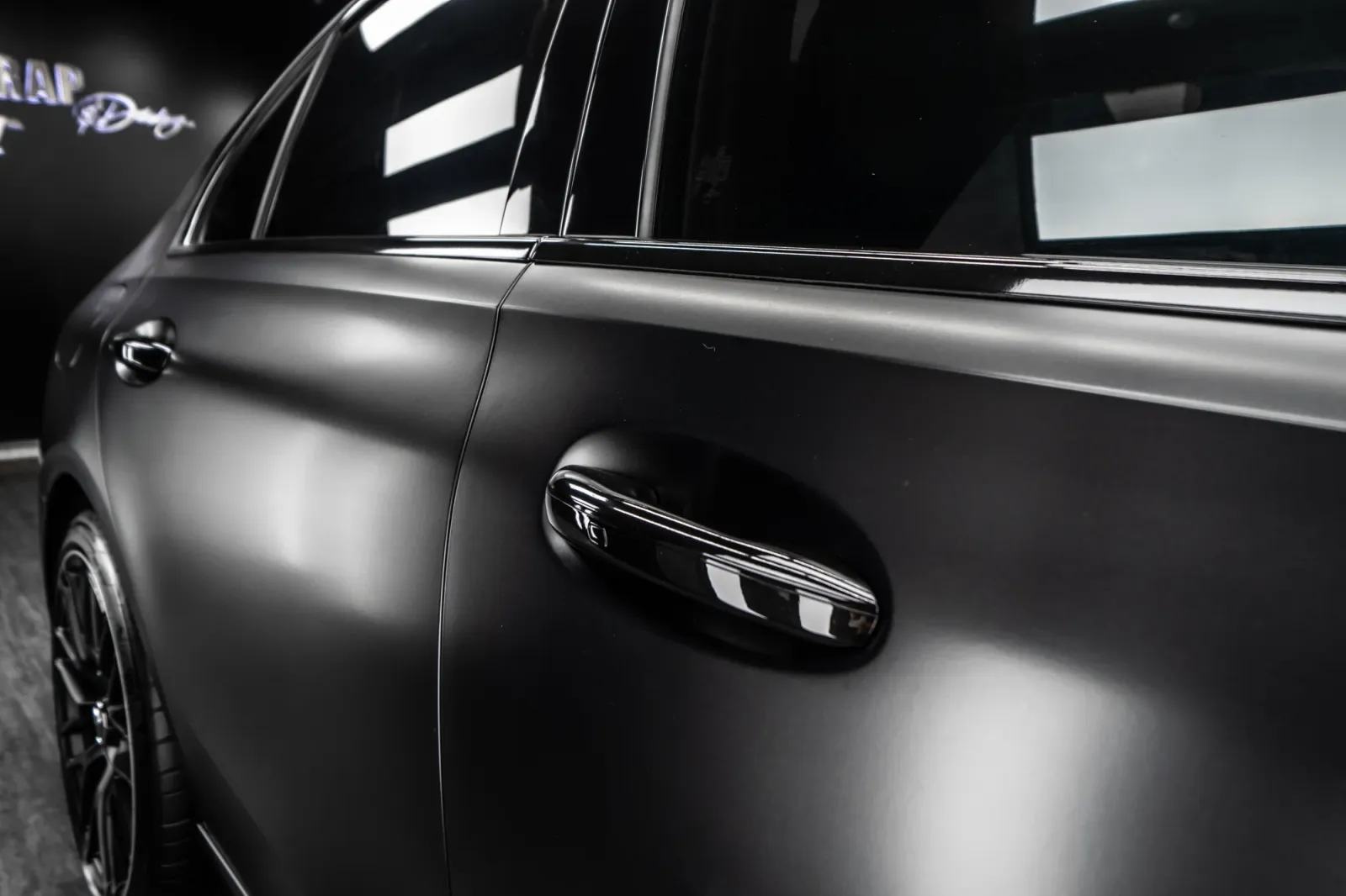 Mercedes C300 Full Satin Black chi tiết bề mặt satin và thân xe