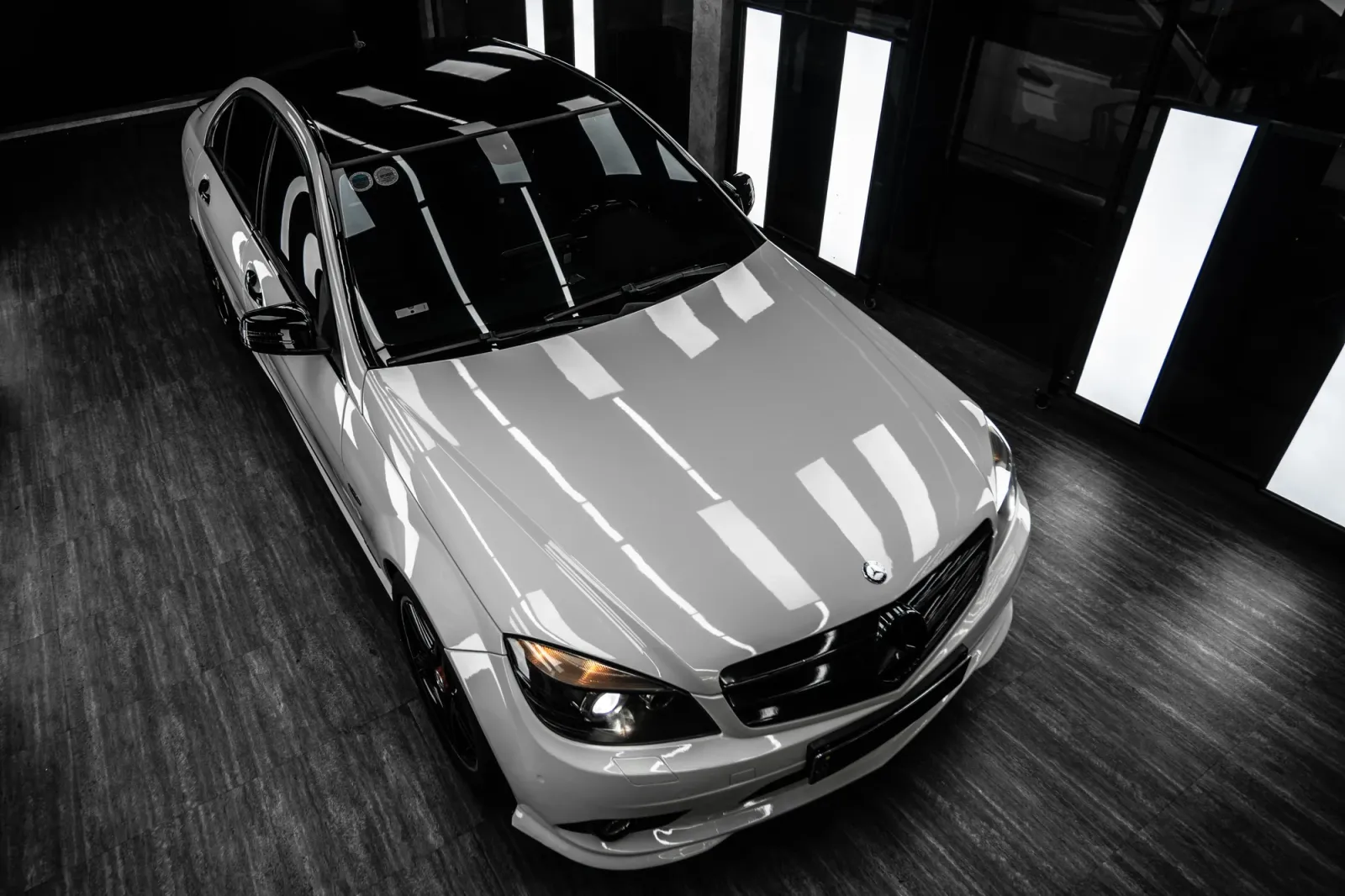 Dán đổi màu xe Mercedes-Benz C300 Gloss Chalk Gray góc cao