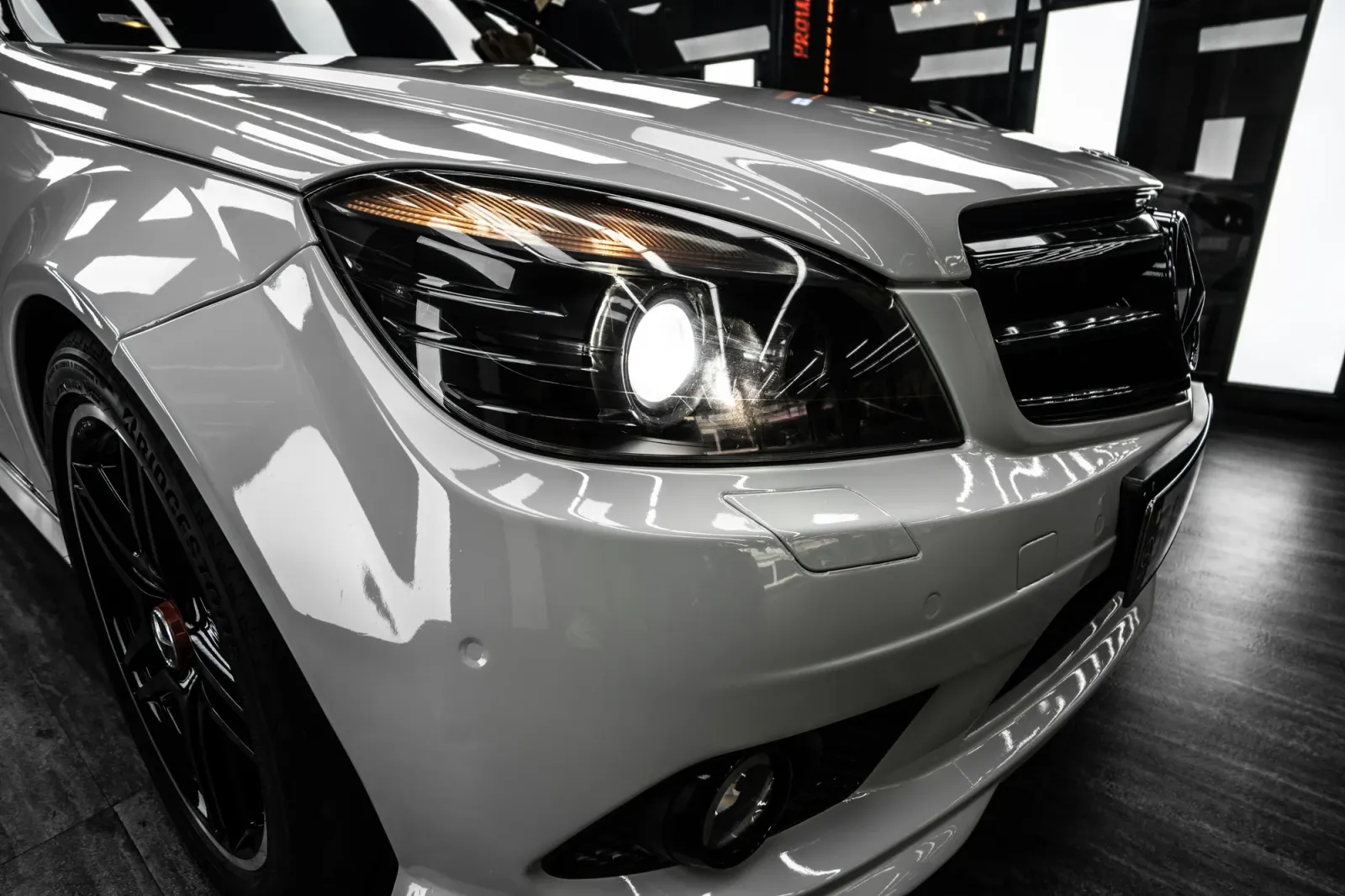 Dán đổi màu xe Mercedes-Benz C300 Gloss Chalk Gray chi tiết cụm đèn trước