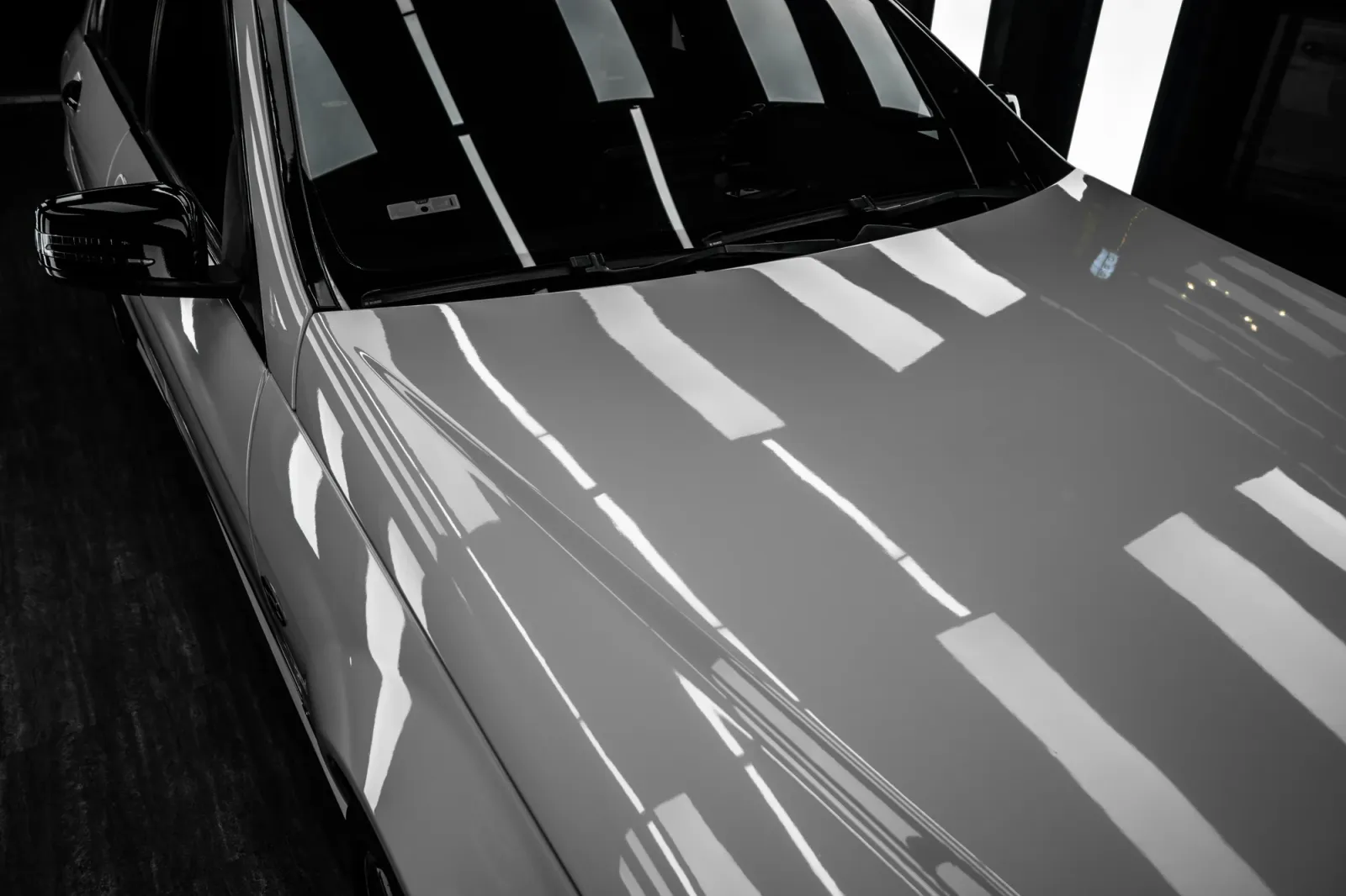 Dán đổi màu xe Mercedes-Benz C300 Gloss Chalk Gray chi tiết capo