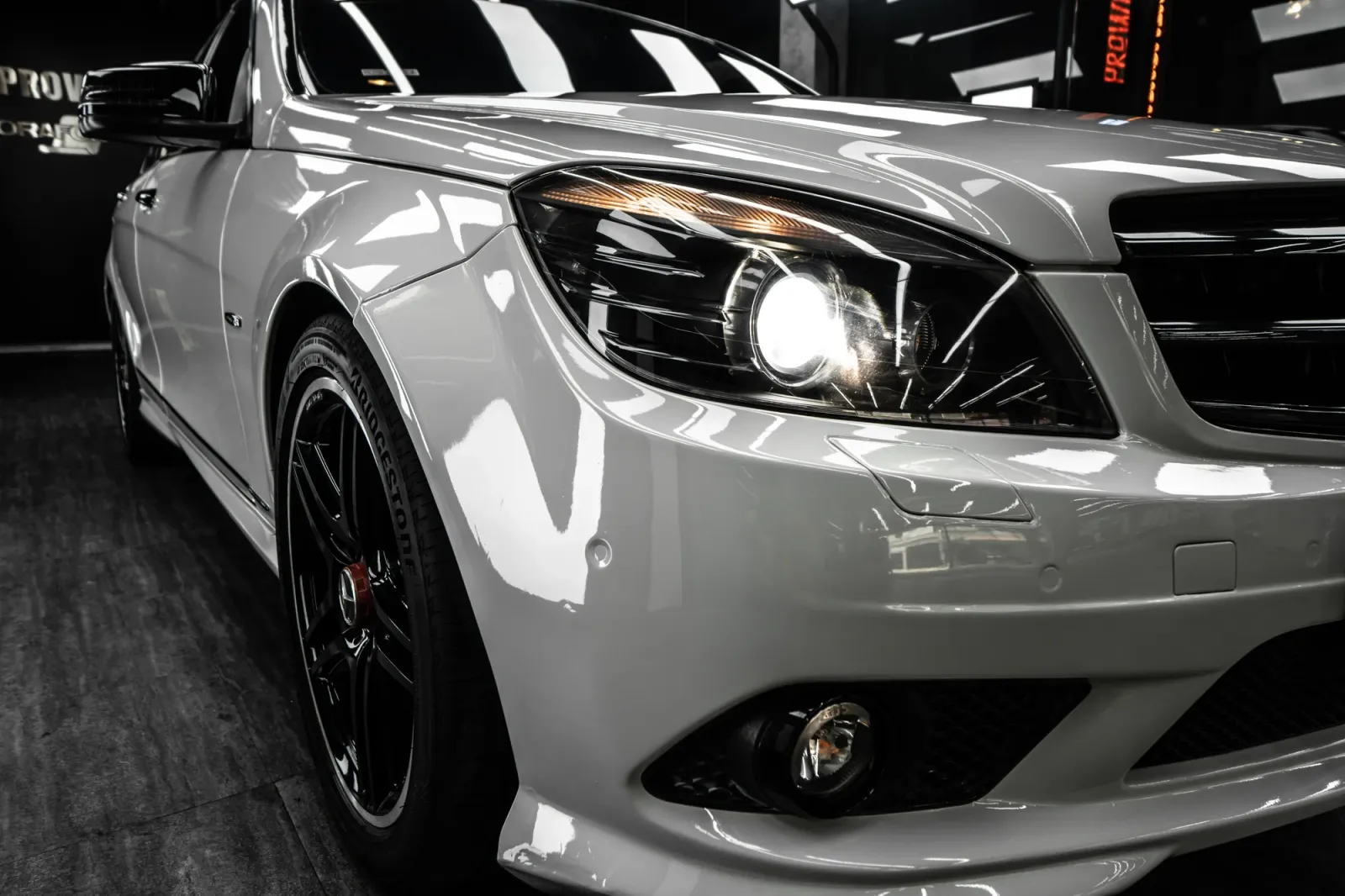 Mercedes-Benz C300 dán đổi màu Gloss Chalk Gray góc 3/4 phía trước