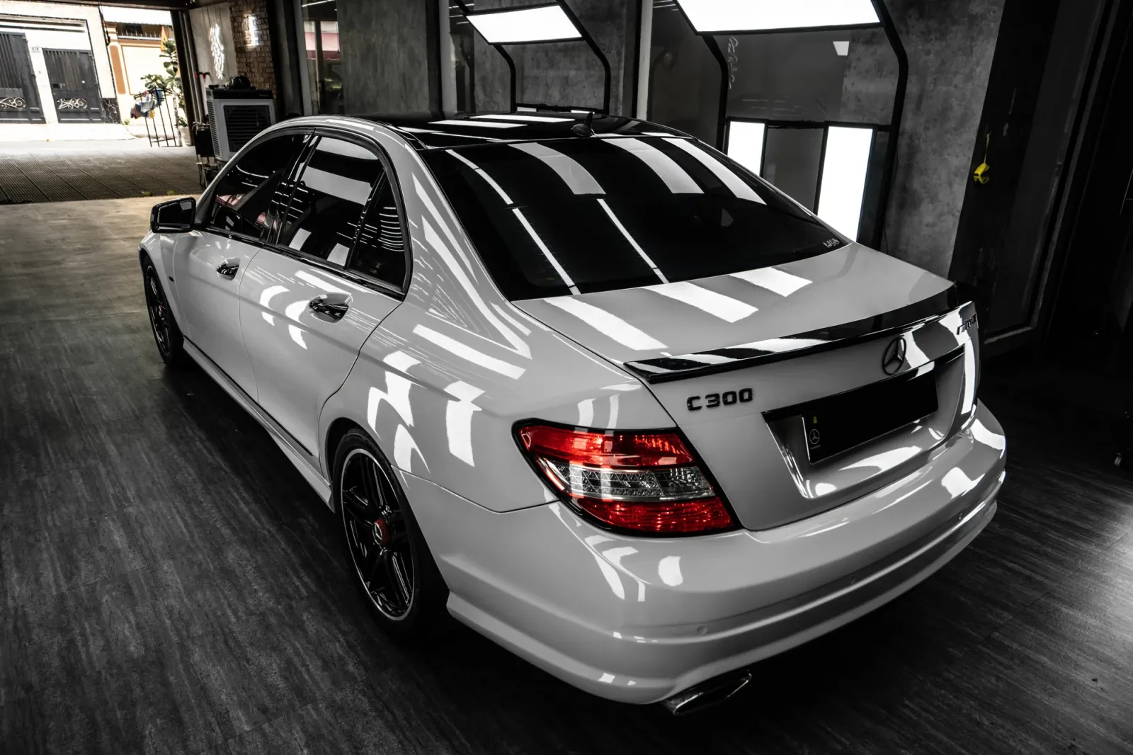 Dán đổi màu xe Mercedes-Benz C300 Gloss Chalk Gray phần đuôi
