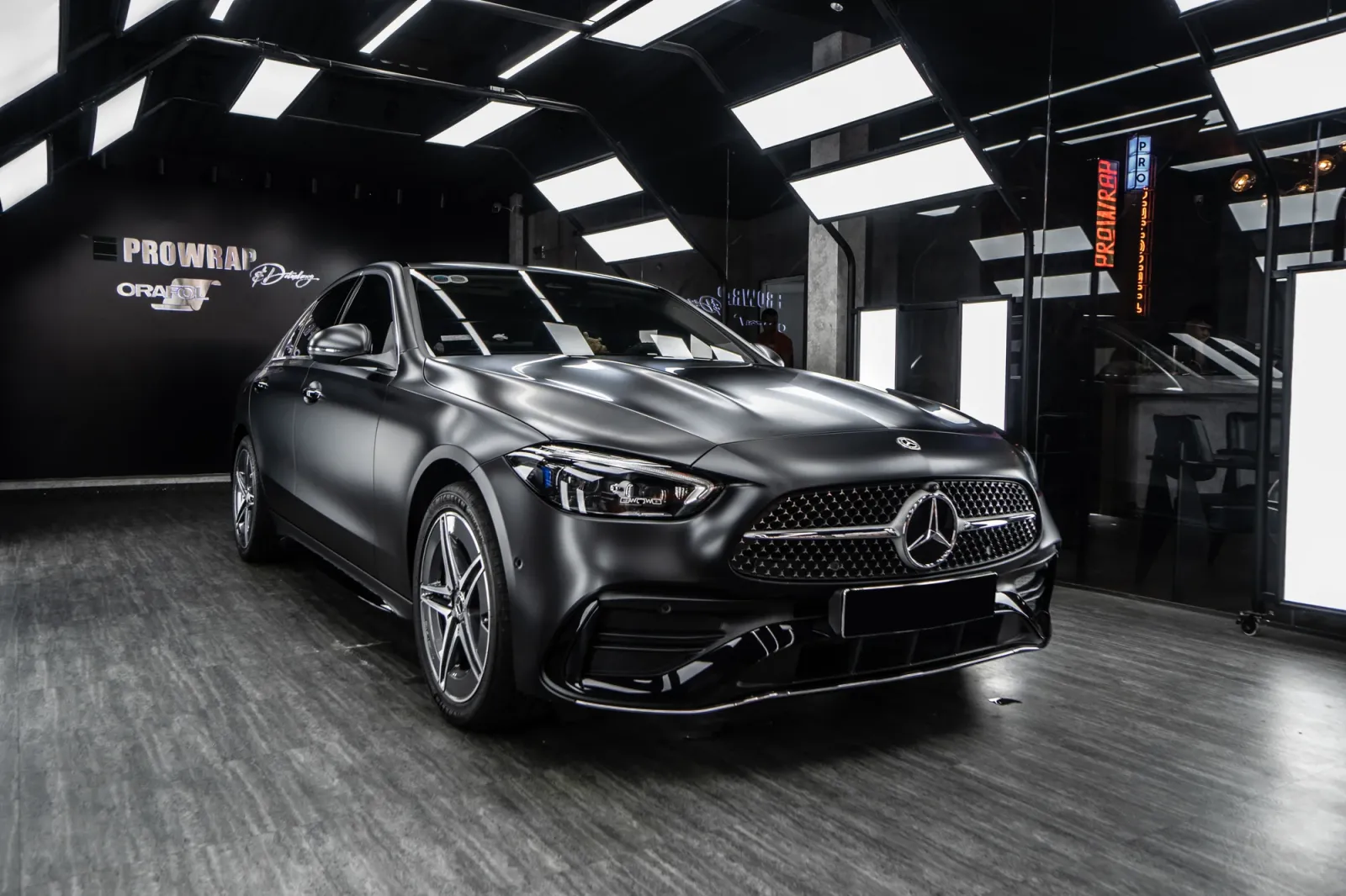 Dán đổi màu xe Mercedes-Benz C300 Satin Black góc 3/4 phía trước