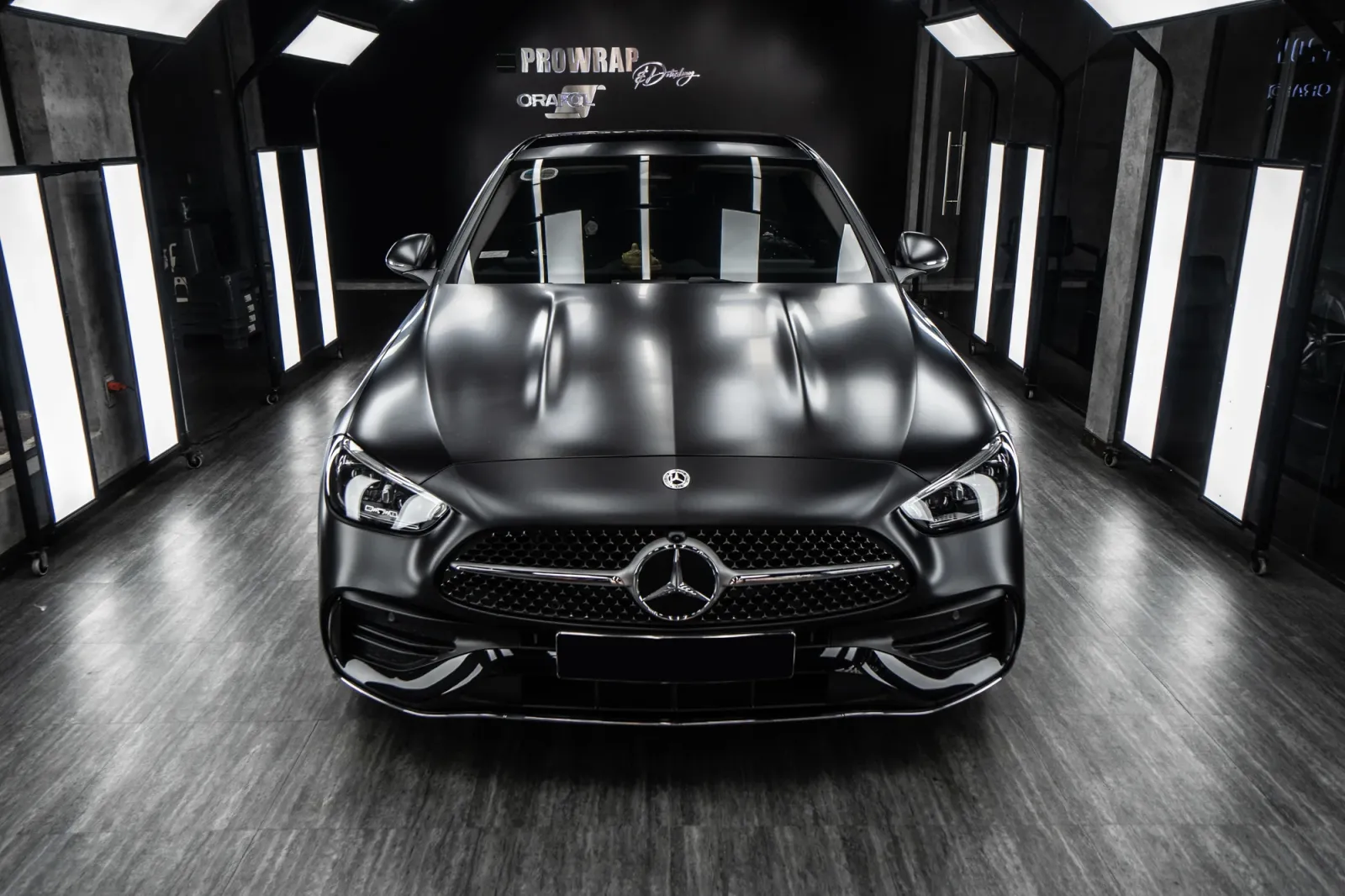 Mercedes-Benz C300 dán đổi màu Satin Black chính diện