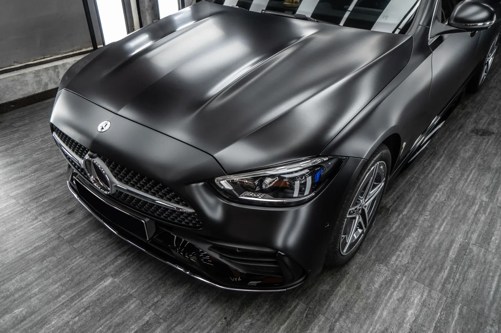 Dán đổi màu xe Mercedes-Benz C300 Satin Black cận cảnh capo