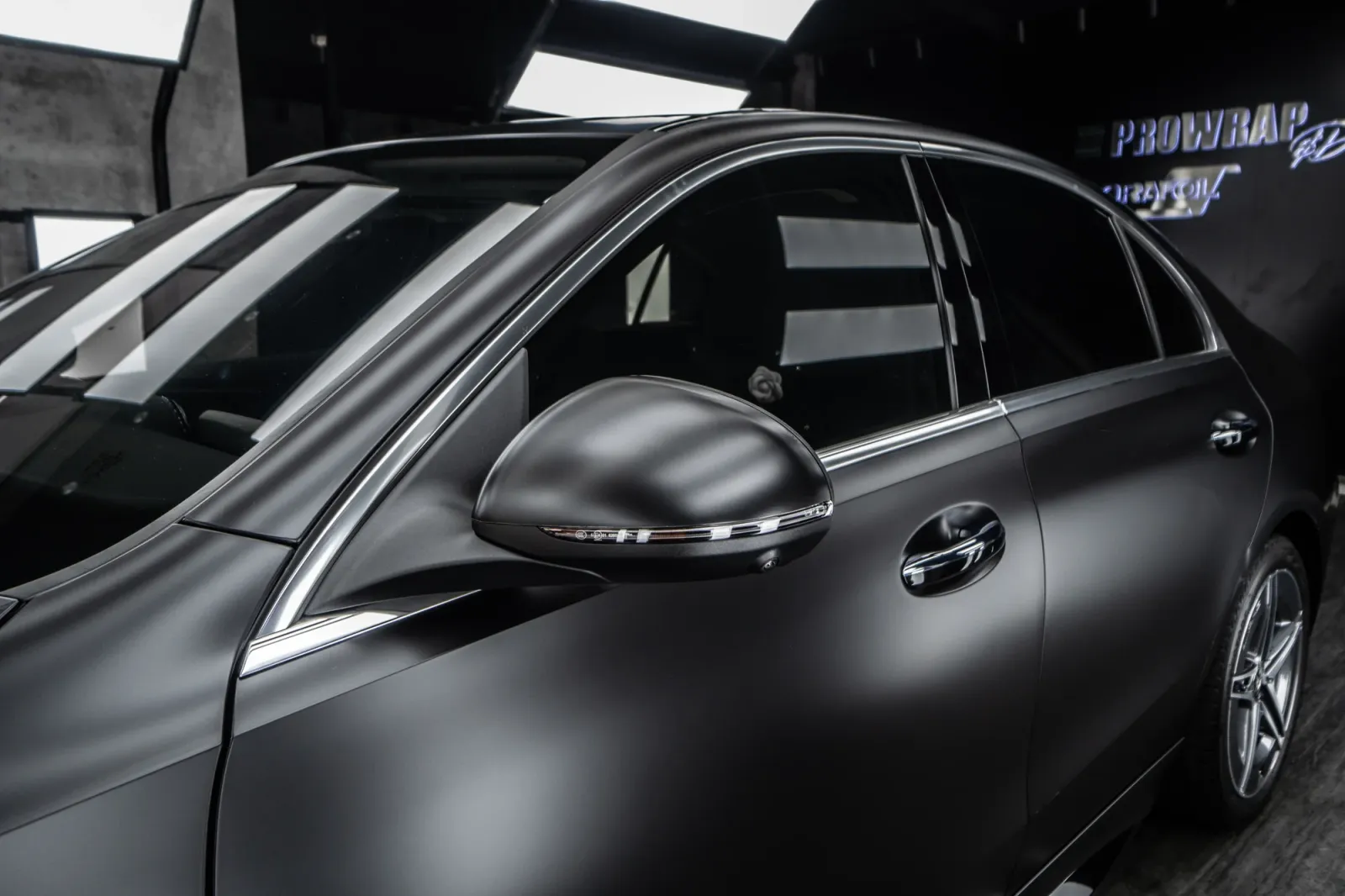 Dán đổi màu xe Mercedes-Benz C300 Satin Black chi tiết gương và cửa
