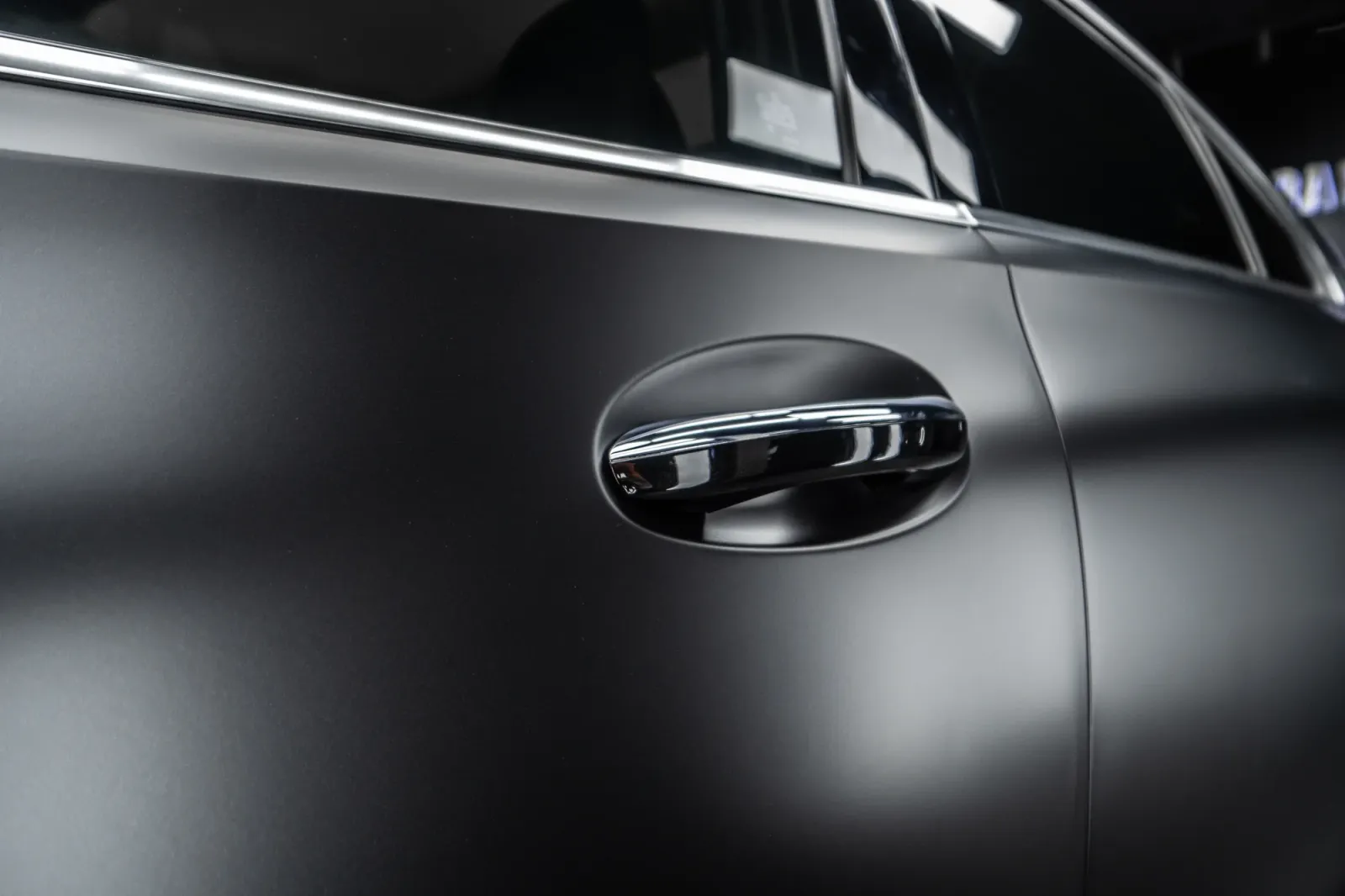 Dán đổi màu xe Mercedes-Benz C300 Satin Black chi tiết bề mặt