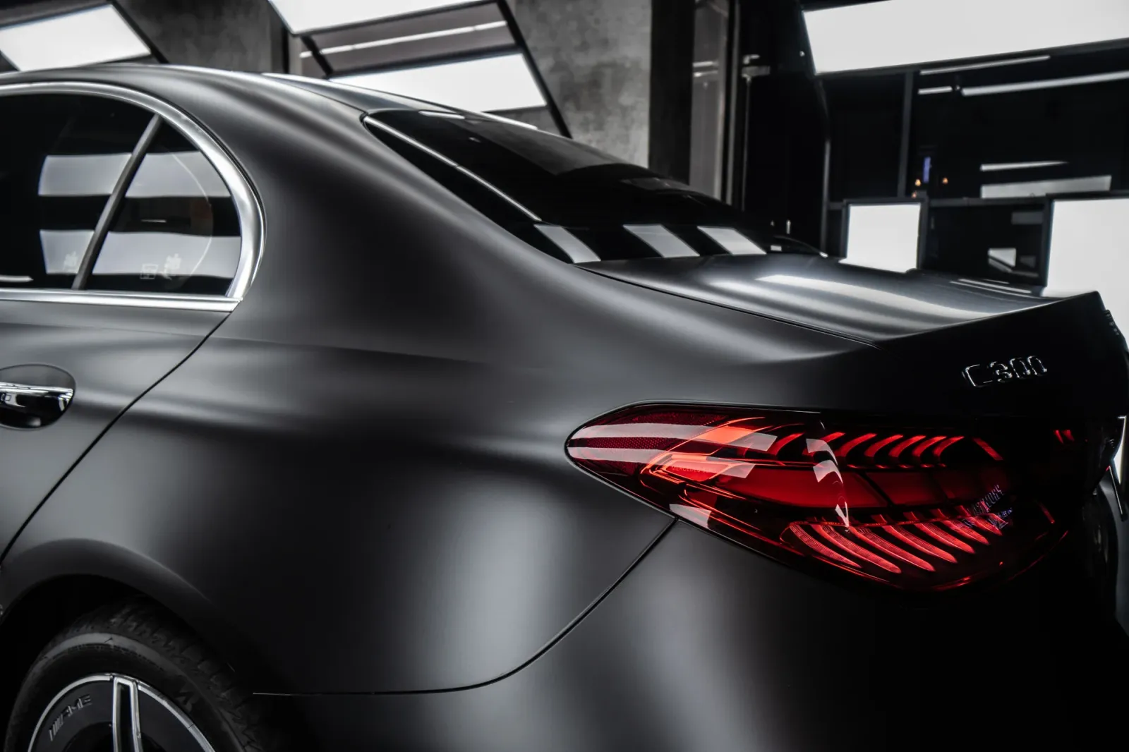 Dán đổi màu xe Mercedes-Benz C300 Satin Black phần đuôi và đèn hậu