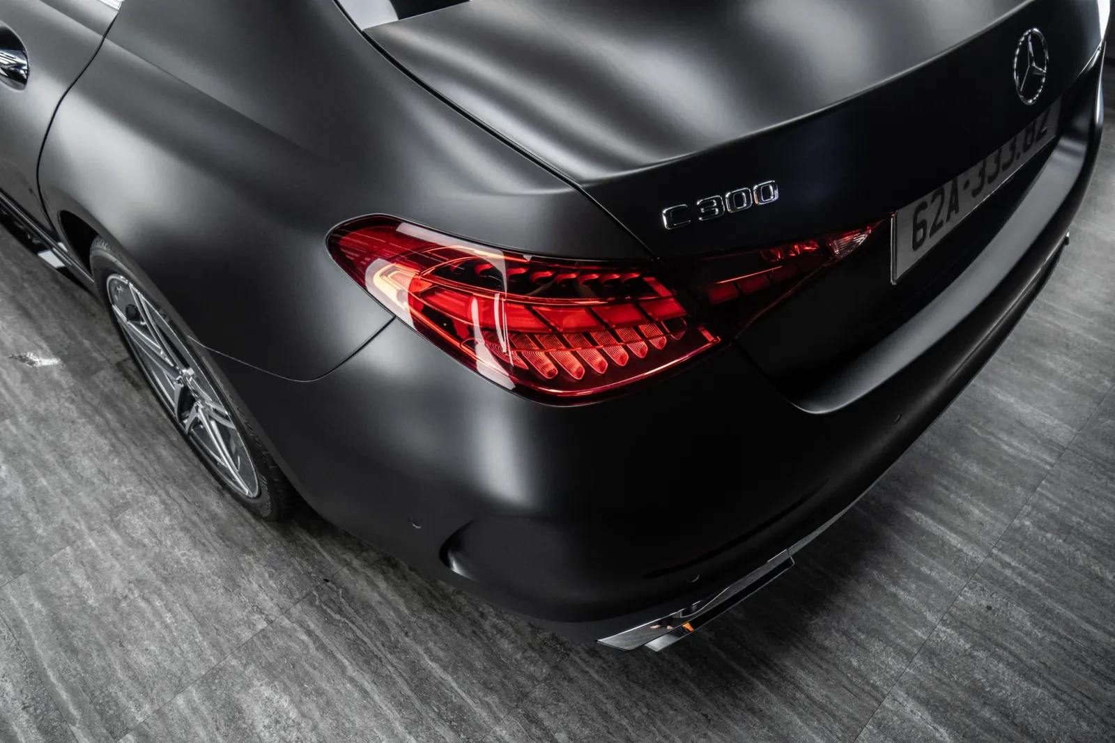 Mercedes-Benz C300 Satin Black chi tiết đèn hậu và cốp sau